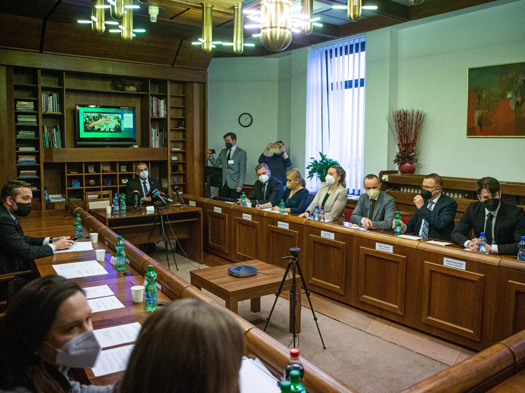 Na snímke v pozadí uprostred generálny prokurátor Maroš Žilinka počas rokovania Zahraničného výboru NR SR v Bratislave 31. januára 2022. FOTO TASR - Jakub Kotian