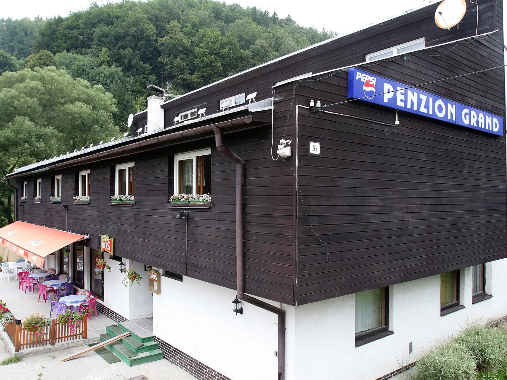 Penzión Grand v Bystrej kedysi sa volal Majo a patril najprv Karcelovi, potom Černákovi a Ambrózovi. Už má nového majiteľa.