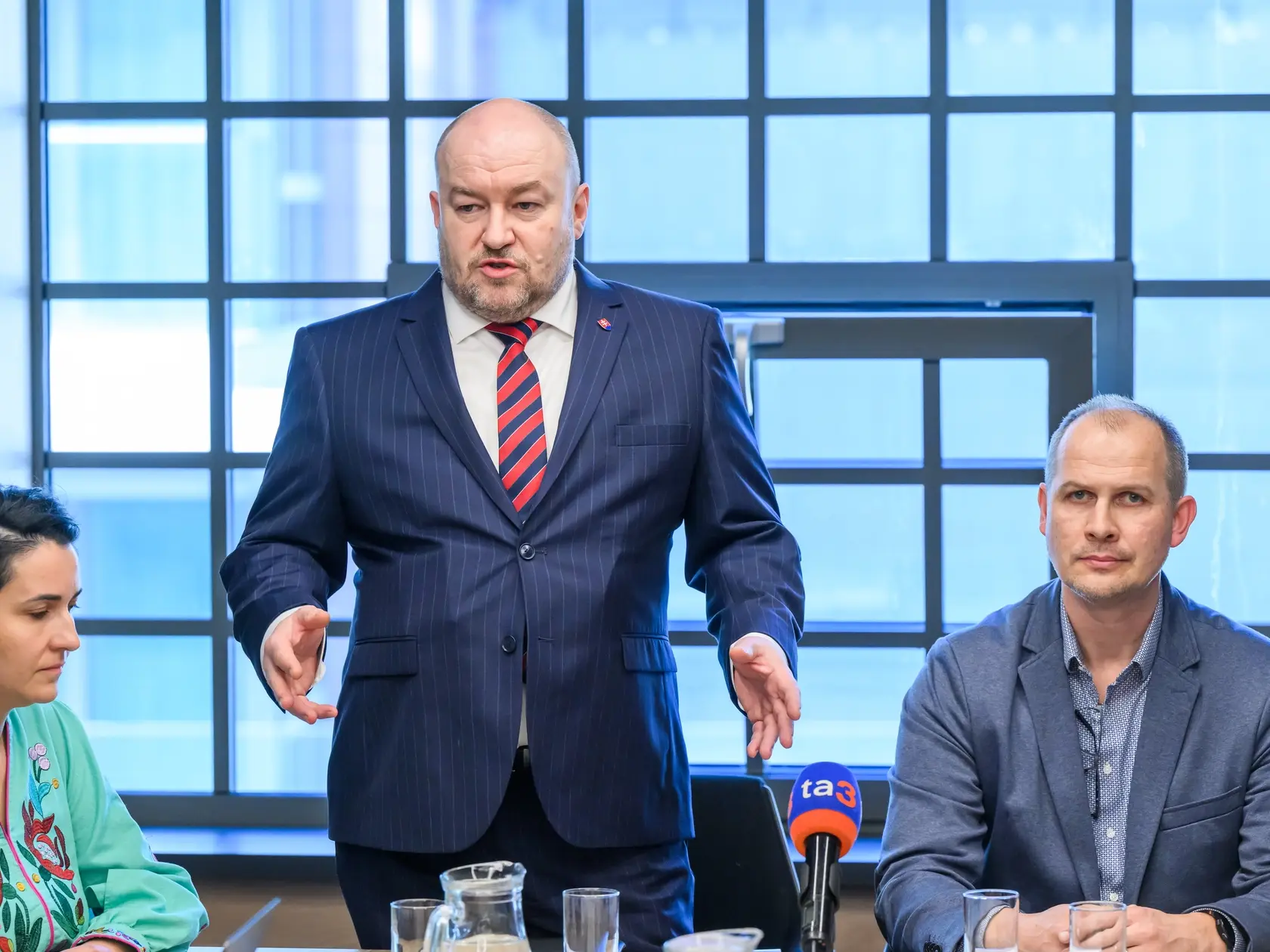 Na snímke zľava štátna tajomníčka Ministerstva cestovného ruchu a športu SR Ivana Šufliarská Libiaková, minister cestovného ruchu a športu SR Rudolf Huliak (nezávislý) a predseda zboru Radoslav Hecl počas predstavenia členov Odborného poradného zboru ministra cestovného ruchu a športu SR pre otázky športu v Bratislave 27. marca 2025. FOTO TASR - Jaroslav Novák