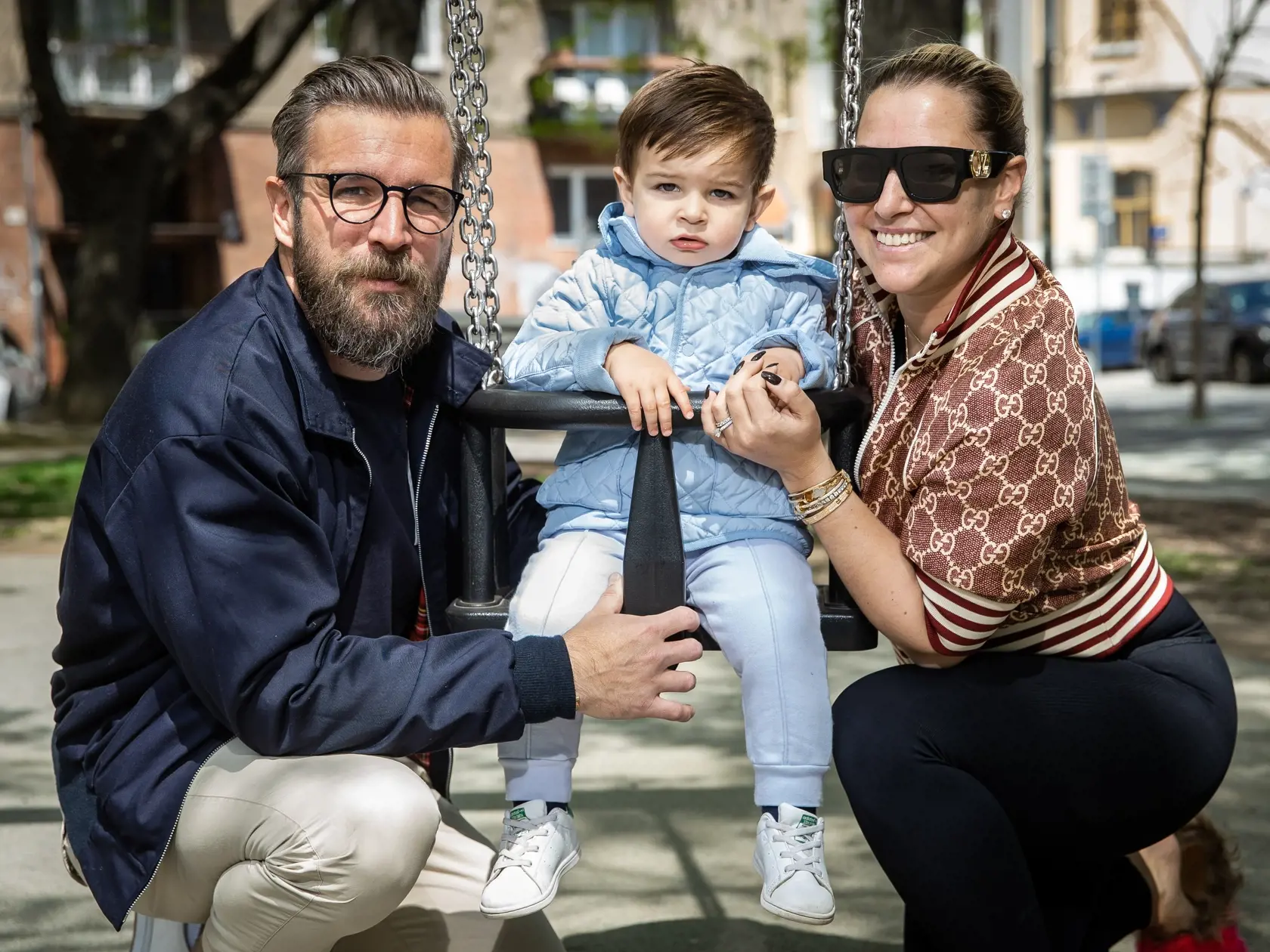 Dominika Navara Cibulková a Michal Navara pri prechádzke Bratislavou s ich synom.