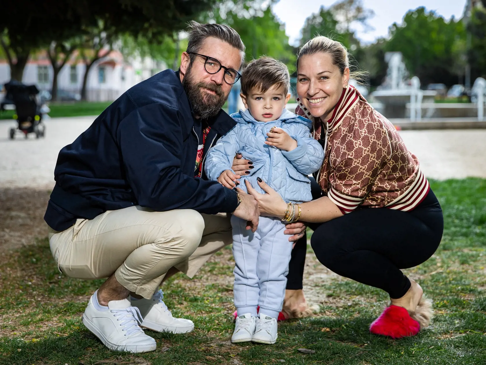 Dominika Navara Cibulková a Michal Navara pri prechádzke Bratislavou s ich synom.