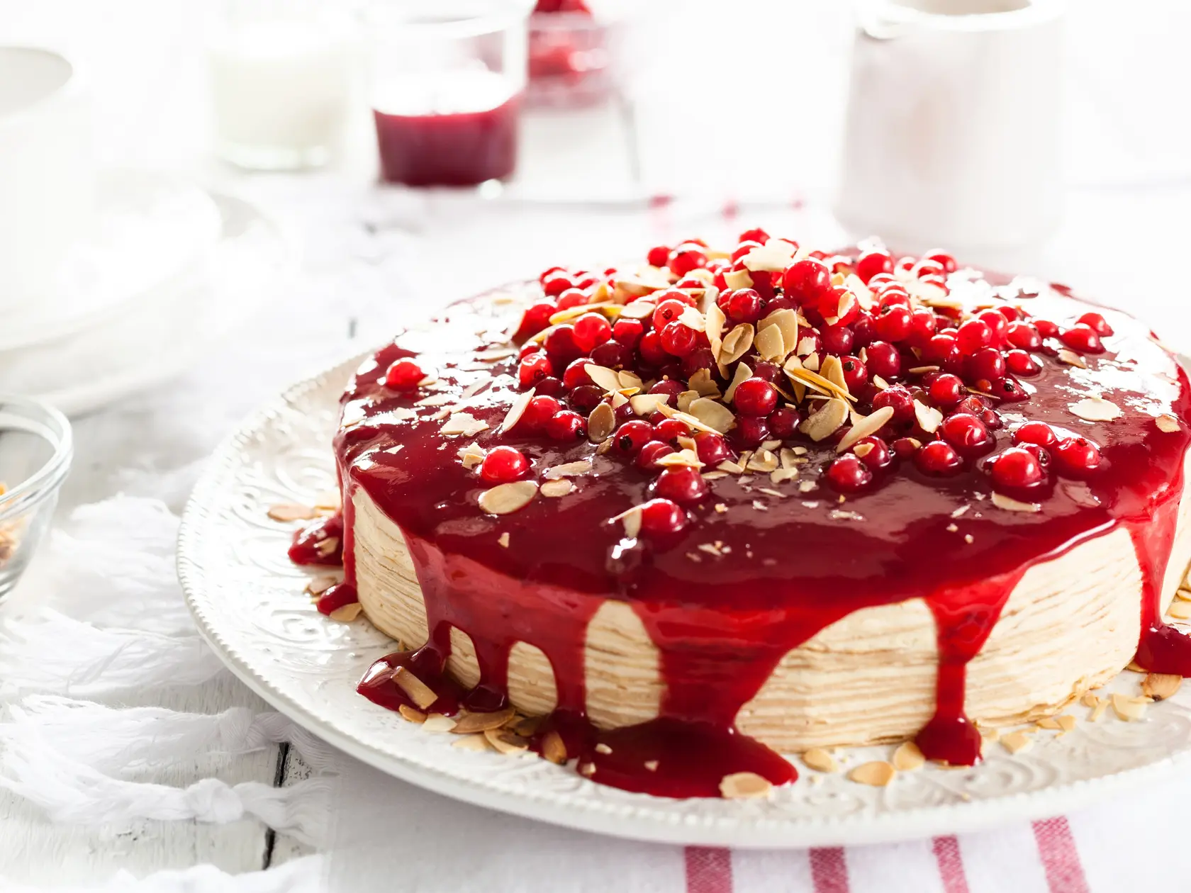 Palacinková torta s mascarpone krémom a ríbezľovým rozvarom