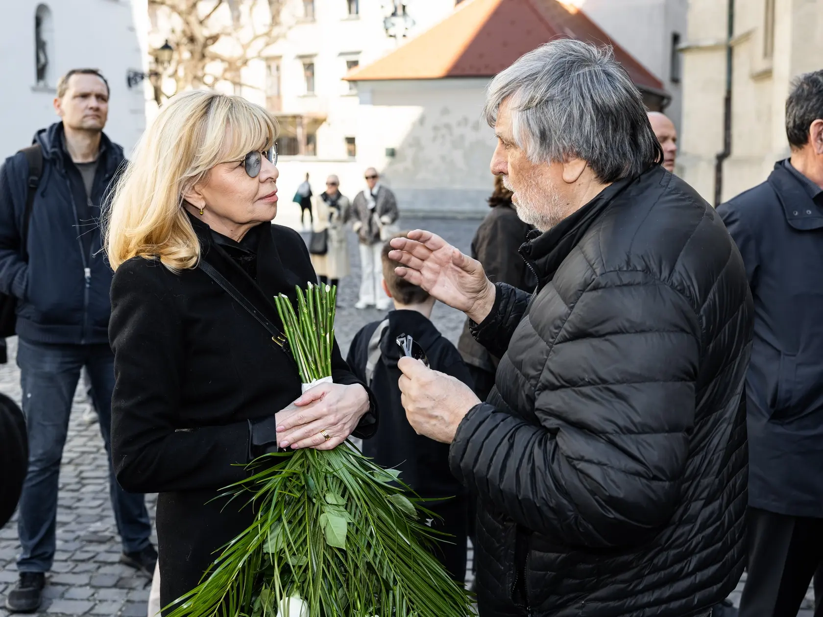 Posledná rozlúčka s hercom Štefanom Kvietikom za účasti rodiny aj verejnosti v Katedrále sv. Martina v Bratislave. Na snímke Zuzana Ťapáková. 
