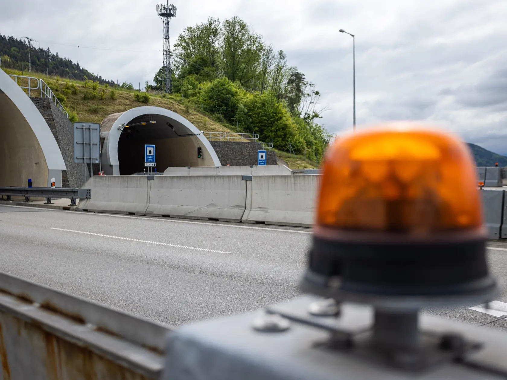 Na snímke diaľničný tunel Považský Chlmec na úseku diaľnice D3 Žilina Strážov - Žilina Brodno v piatok 16. mája 2025 v Považskom Chlmci pri Žiline.