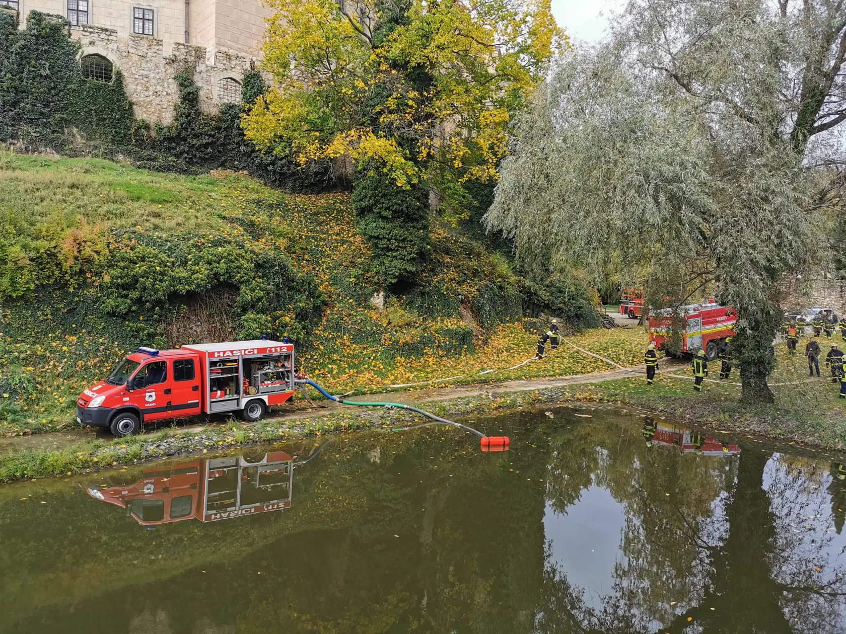 Vodu brali hasiči z jazera, ktoré sa nachádza rovno v zámockej priekope.