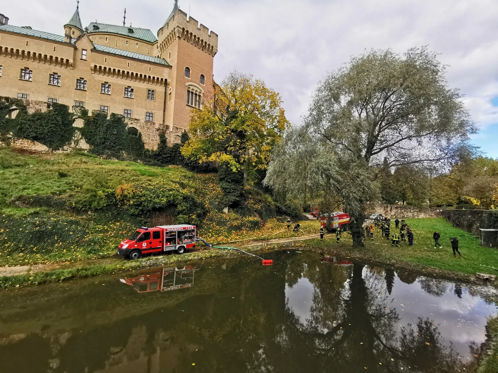 Vodu brali zo zámockého jazierka. Natlakovali ju do suchého vodovodu.