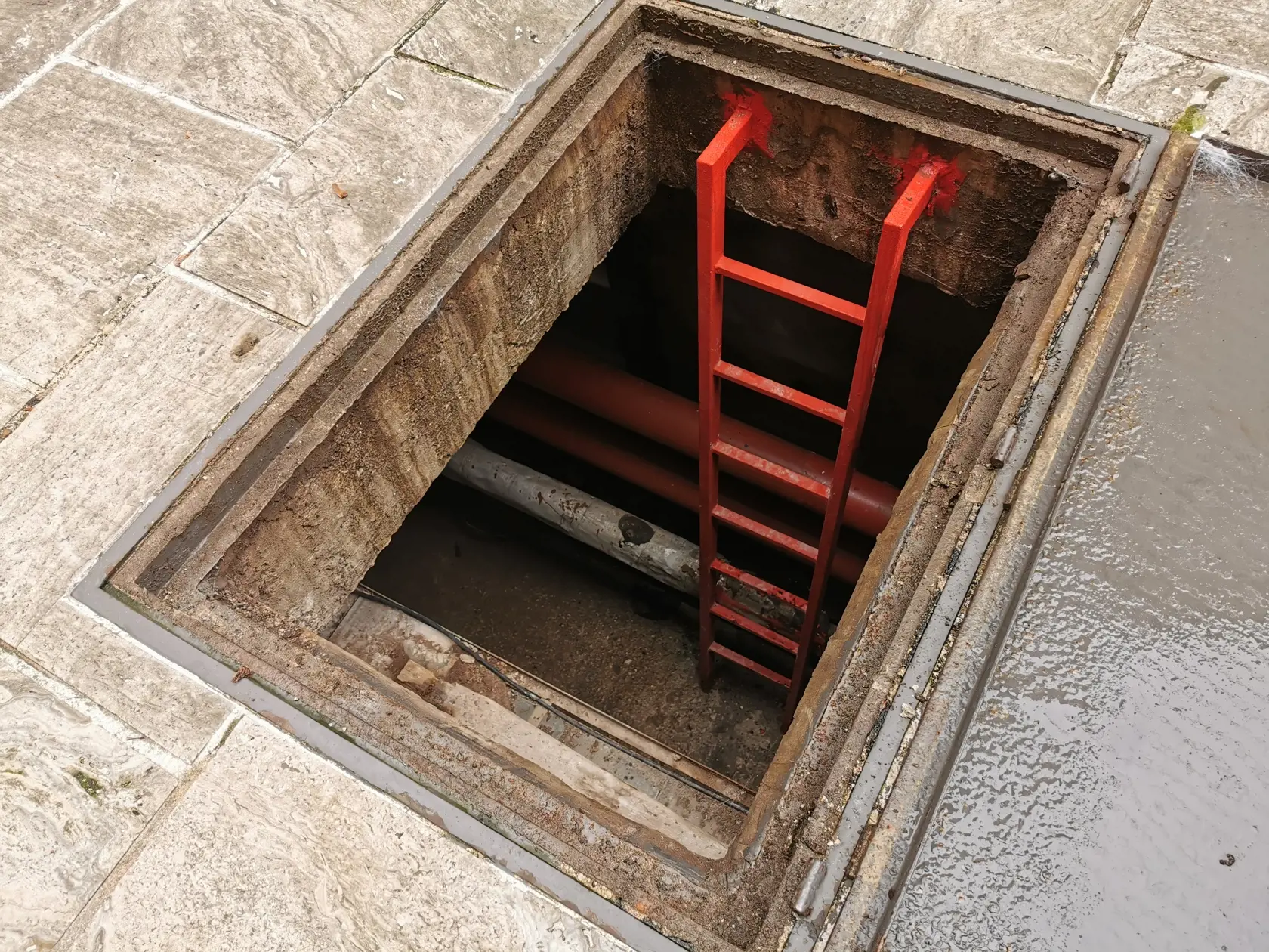 Suchý vodovod sa ťahá niekoľko sto metrov pod povrchom zeme.