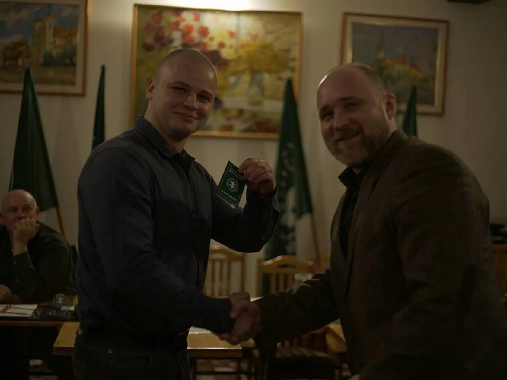 Garaj (vpravo) si z rúk Mazureka prevzal aj členský preukaz ĽS-NS.