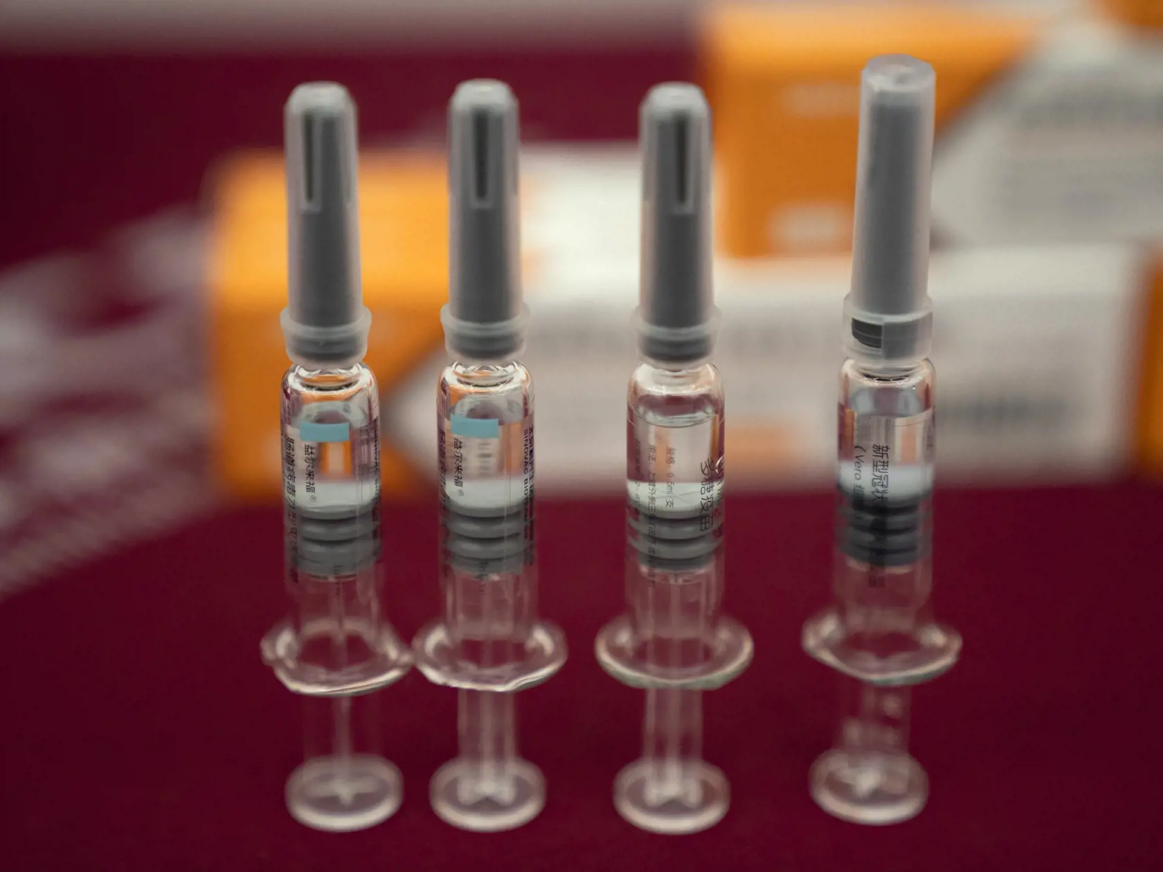 Ampulky s experimentálnou vakcínou proti novému typu koronavírusu v závode farmaceutickej firmy SinoVac.