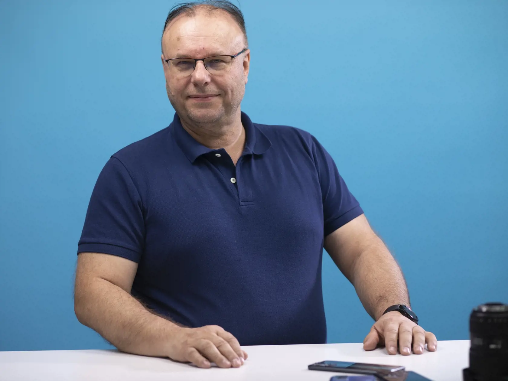 Ondrej Macko , odborník na IT technológie a šéfredaktor časopisuTouchIT:  Pozitívum digitálneho eura je v tom, že jasne smerujeme k digitálnej mene a je lepšie, ak je to jedna mena pre celú Európu.  Nevýhody sú tiež jasné – nad digitálnou menou je vyššia miera kontroly, je evidentné, kto ako narába s touto menou a ako sa medzi ľuďmi pohybuje. Je to teda istý ústupok vo vzťahu k súkromiu, ale veľmi výrazne pomôže pri odhaľovaní korupcie. Očakávam tak veľký odpor u istej skupiny ľudí.