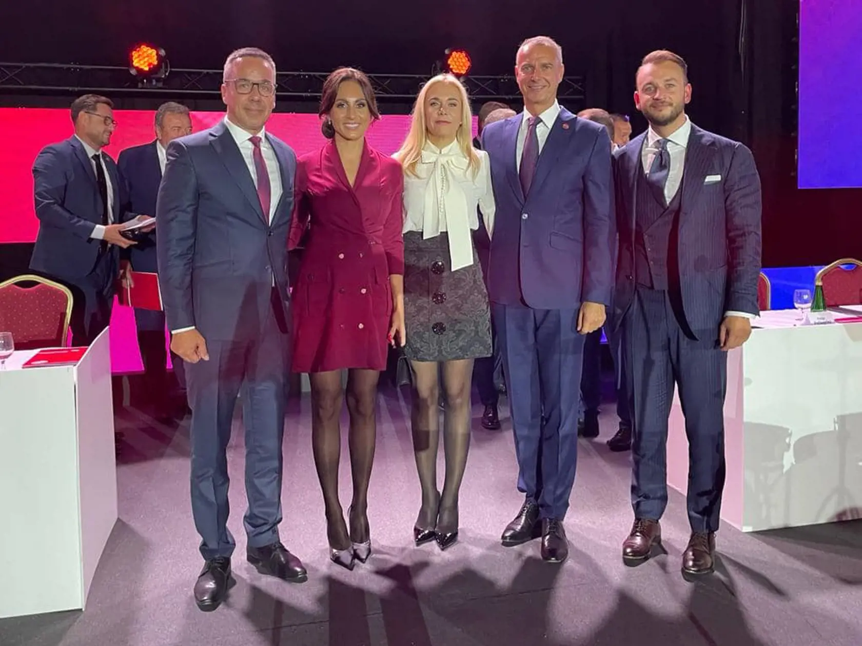 Snem Hlasu-SD v Liptovskom Mikuláši. Pozornosť pútali predovšetkým Zuzana Dolinková a Denisa Saková svojimi sexi outfitmi.