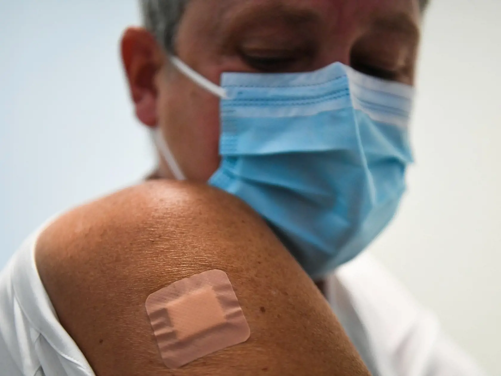 Na snímkach testovanie vakcíny Novavax na dobrovoľníkoch.