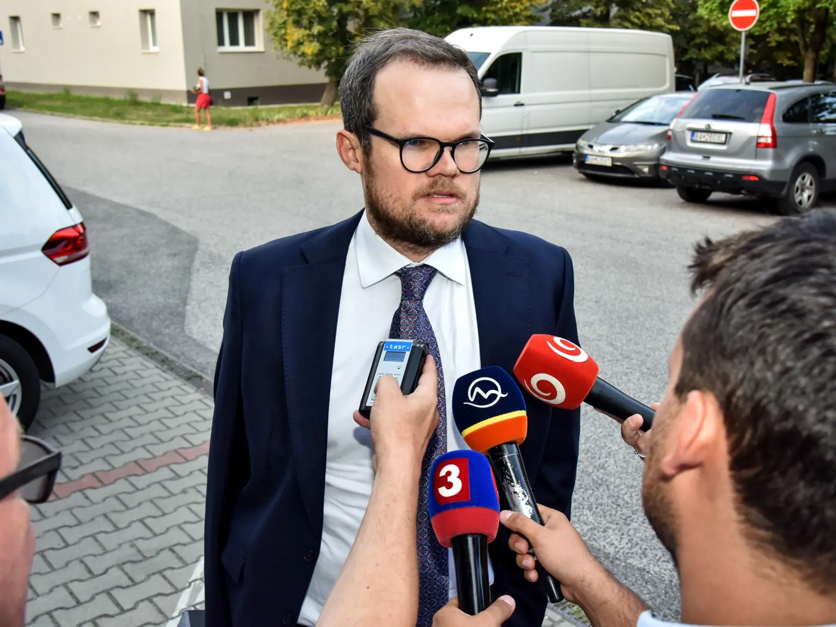 Sudca pre prípravné konanie Okresného súdu (OS) Bratislava III bude v stredu podvečer rozhodovať o návrhu prokurátora Krajskej prokuratúry (KS) v Bratislave stíhať osoby zadržané v rámci akcie Úradu inšpekčnej služby (ÚIS). Na snímke advokát Peter Kubina hovorí s novinármi počas príchodu na Okresný súd (OS) Bratislava III, 15. septembra 2021 v Bratislave. FOTO TASR - Pavol Zachar