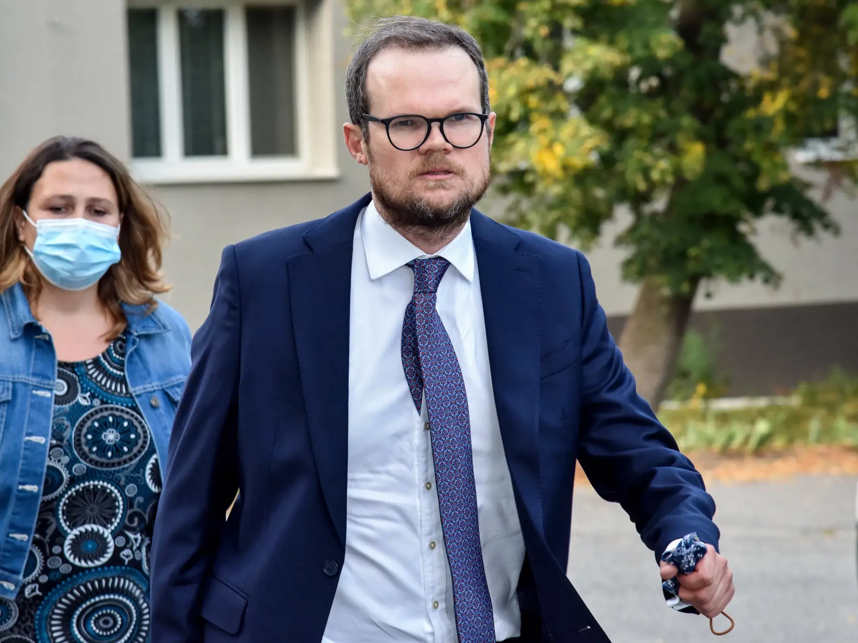 Sudca pre prípravné konanie Okresného súdu (OS) Bratislava III bude v stredu podvečer rozhodovať o návrhu prokurátora Krajskej prokuratúry (KS) v Bratislave stíhať osoby zadržané v rámci akcie Úradu inšpekčnej služby (ÚIS). Na snímke advokát Peter Kubina prichádza na Okresný súd (OS) Bratislava III, 15. septembra 2021 v Bratislave. FOTO TASR - Pavol Zachar