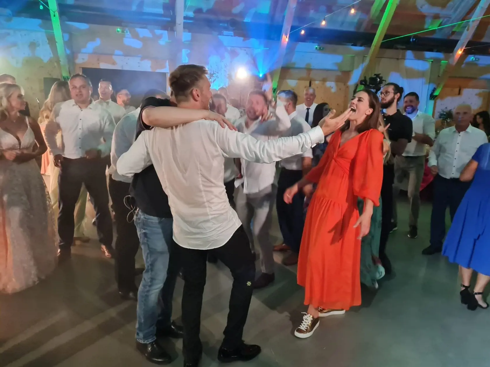 Mladomanželom a svadobným hosťom do tanca hrala skupina Ploštín Punk, ktorá zdieľala zábery zo svadby na sociálnej sieti. Petra Vlhová si spolu s ostatnými svadobnými hosťami vyhodila z kopýtka.