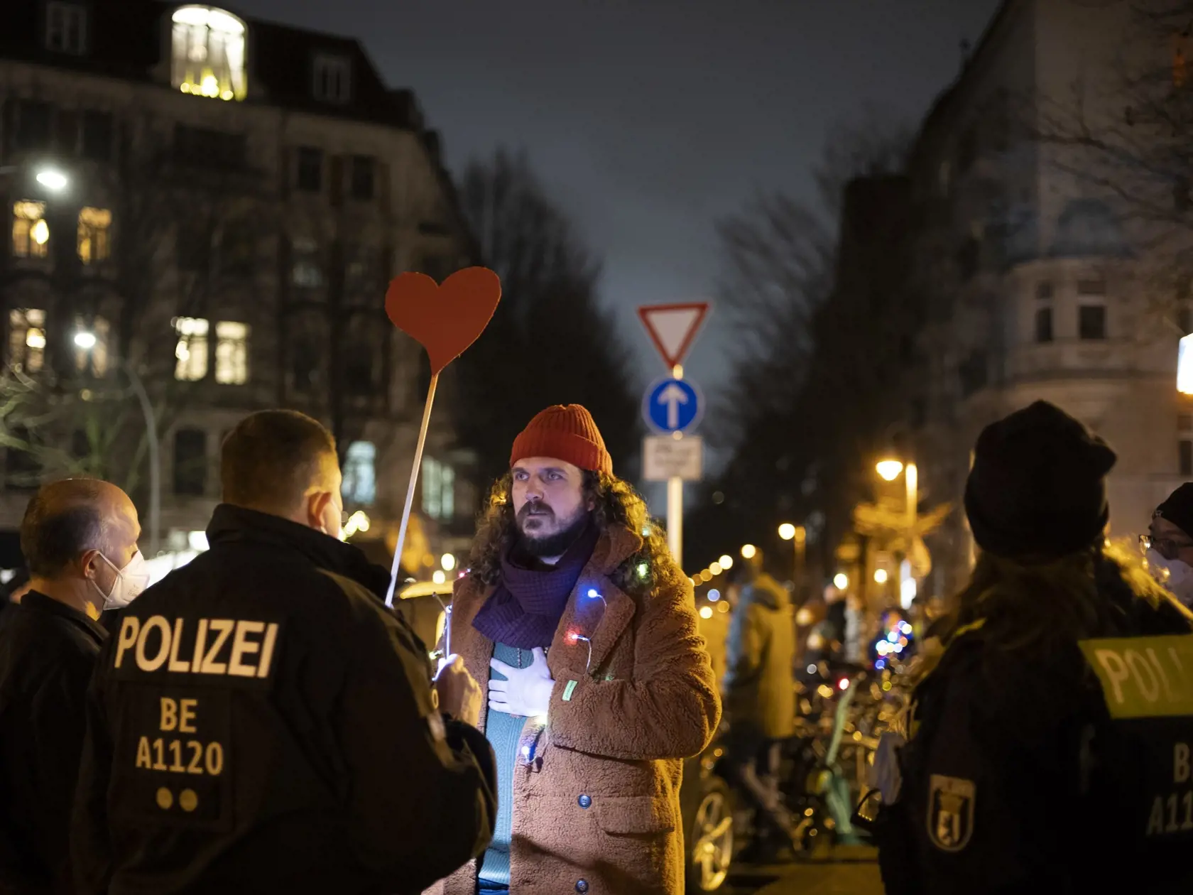Policajti zastavujú anti-vakcinačného demonštranta, ktorý sa pokúša narušiť zhromaždenie proti anti-vakcinačným aktivistom pred kostolom Gethsemane v Berlíne 24. januára 2022. Protestné akcie proti obmedzeniam, ktoré zaviedla vláda v boji proti koronavírusu, sa konali i v mnohých nemeckých mestách vrátane Berlína či Hamburgu.