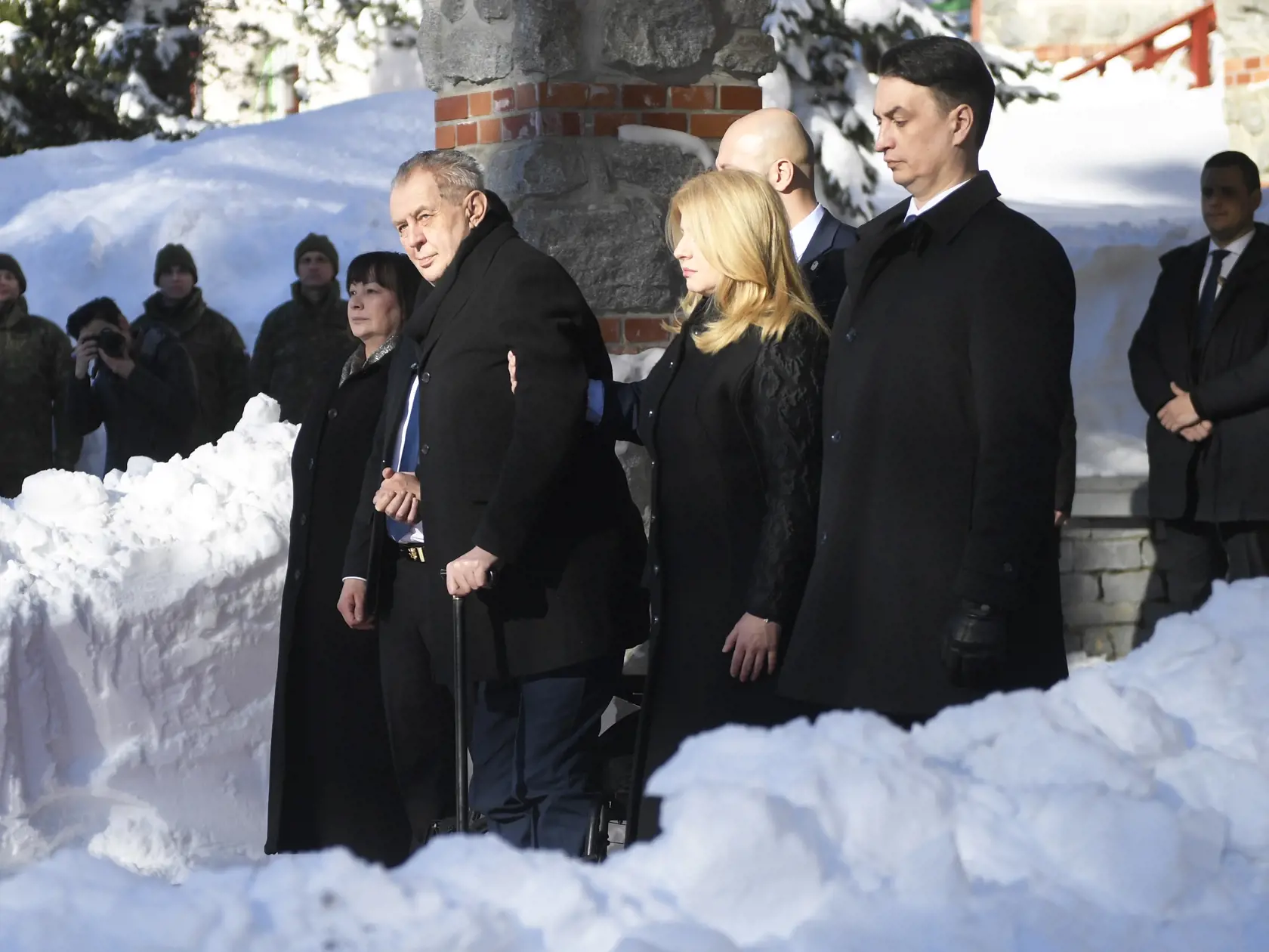 Na snímke český prezident Miloš Zeman (druhý zľava), prvá dáma Českej republiky Ivana Zemanová (vľavo), slovenská prezidentka Zuzana Čaputová (druhá vpravo) a jej partner Juraj Rizman (vpravo) počas oficiálneho privítacieho ceremoniálu v rámci rozlúčkovej návštevy českého prezidenta Miloša Zemana na Slovensku na nádvorí Grand Hotela Kempinski na Štrbskom Plese vo Vysokých Tatrách v utorok 7. februára 2023.