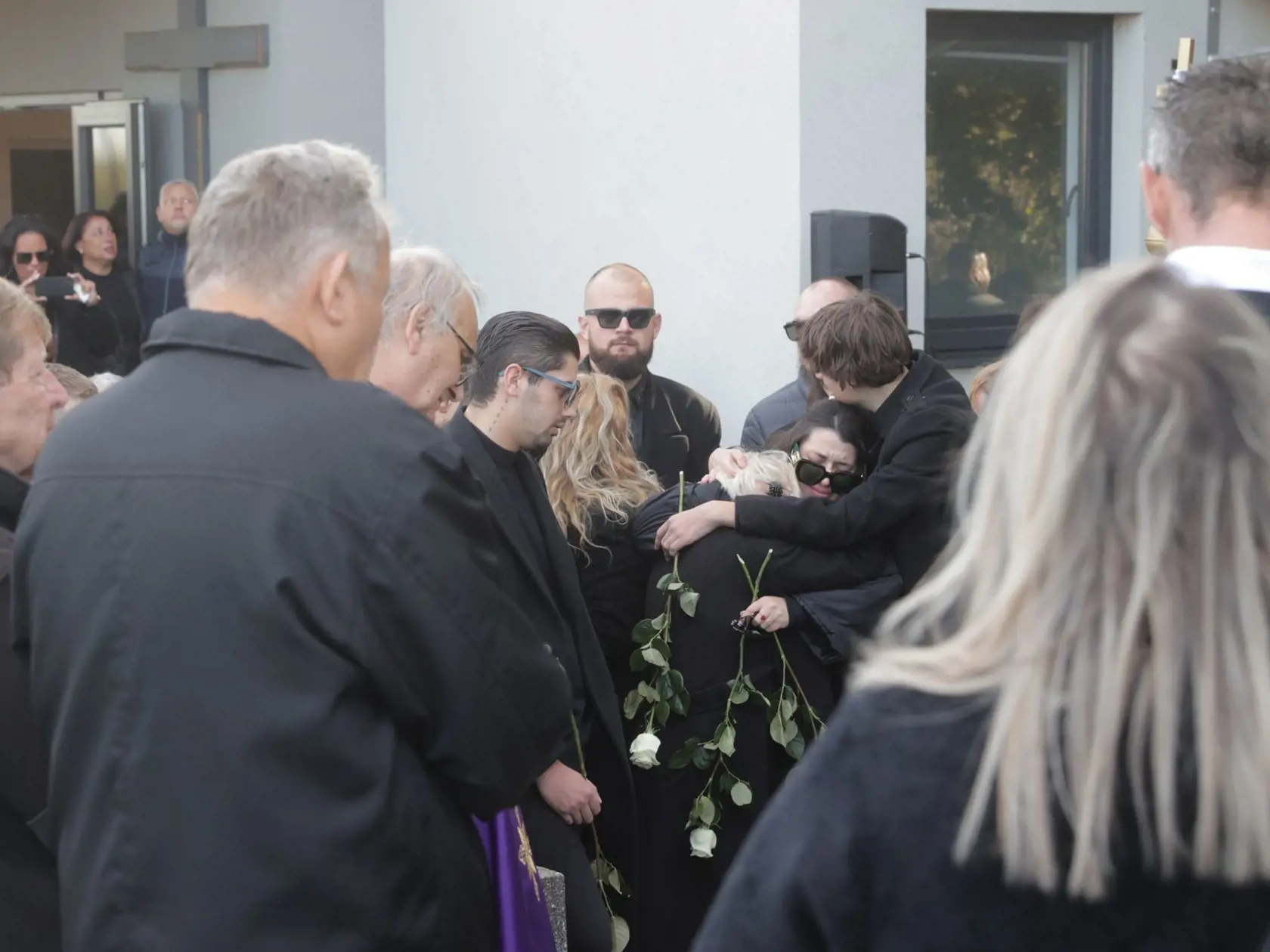 Posledná rozlúčka s hudobníkom Ľubom Virágom (†68). Na snímke zdrvená najbližšia rodina.