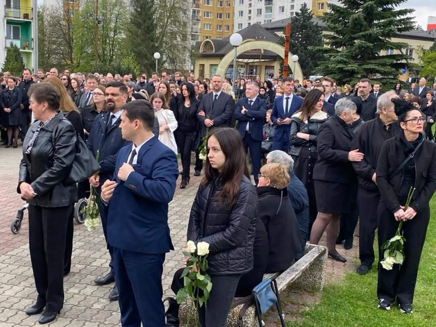Desiatky ľudí sa prišli rozlúčiť s dievčatami, ktoré tragicky zahynuli.
