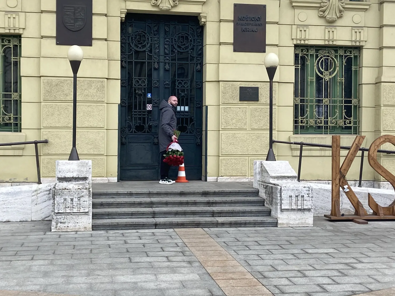 Donáška kvetov ostala tiež pred dverami úradu.