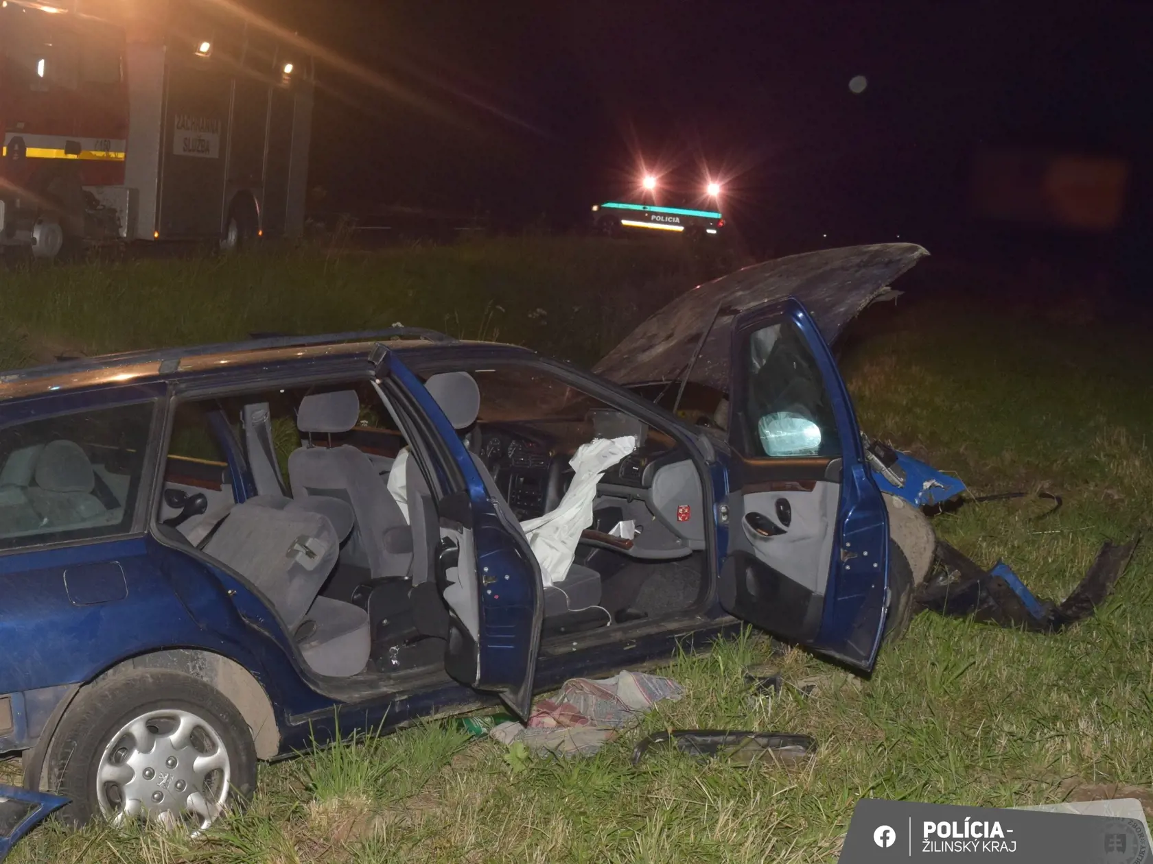 Žilinskí policajti dokumentovali počas nedeľnej noci (7. 7.) dopravnú nehodu na ceste I/61 v katastri obce Horný Hričov (okres Žilina), pri ktorej havaroval 19-ročný vodič. Spoločne s tromi spolujazdcami skončil v nemocnici.