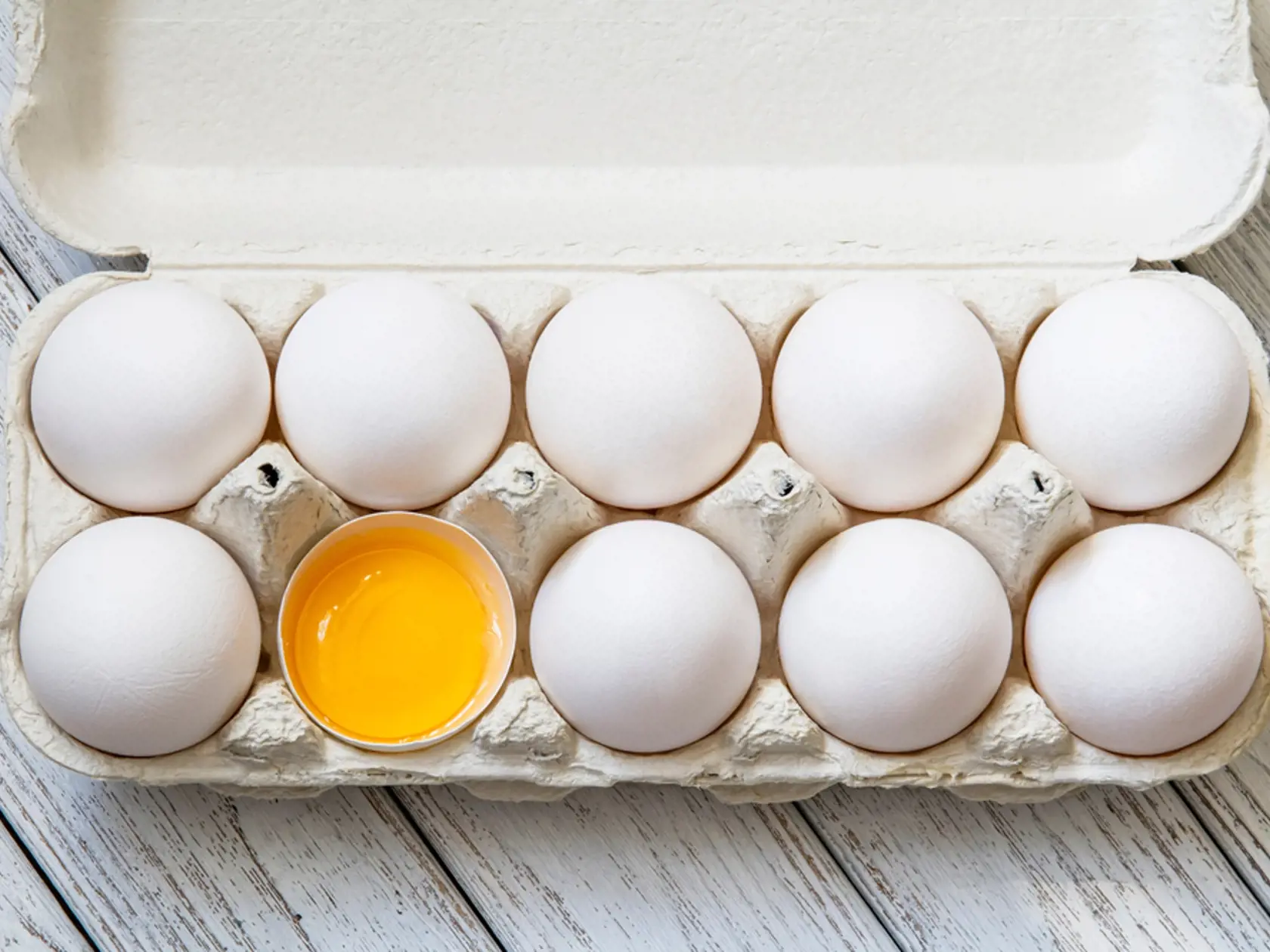 Vaječný žĺtok je bohatý na tuky, vitamíny a minerály. Vaječné bielkoviny sa nachádzajú v bielku.