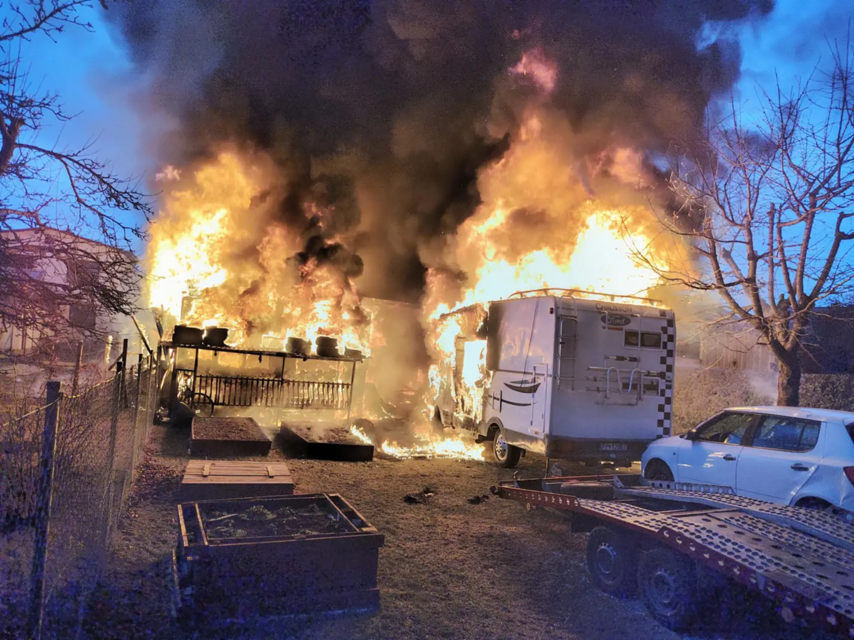 Ničivý požiar v Spišskom Štiavniku pripravil známeho pretekára o strechu nad hlavou a rovnako aj o jeho milované autá. Rodina sa snaží vyrovnať so stratami a verí v pomoc dobrých ľudí.
