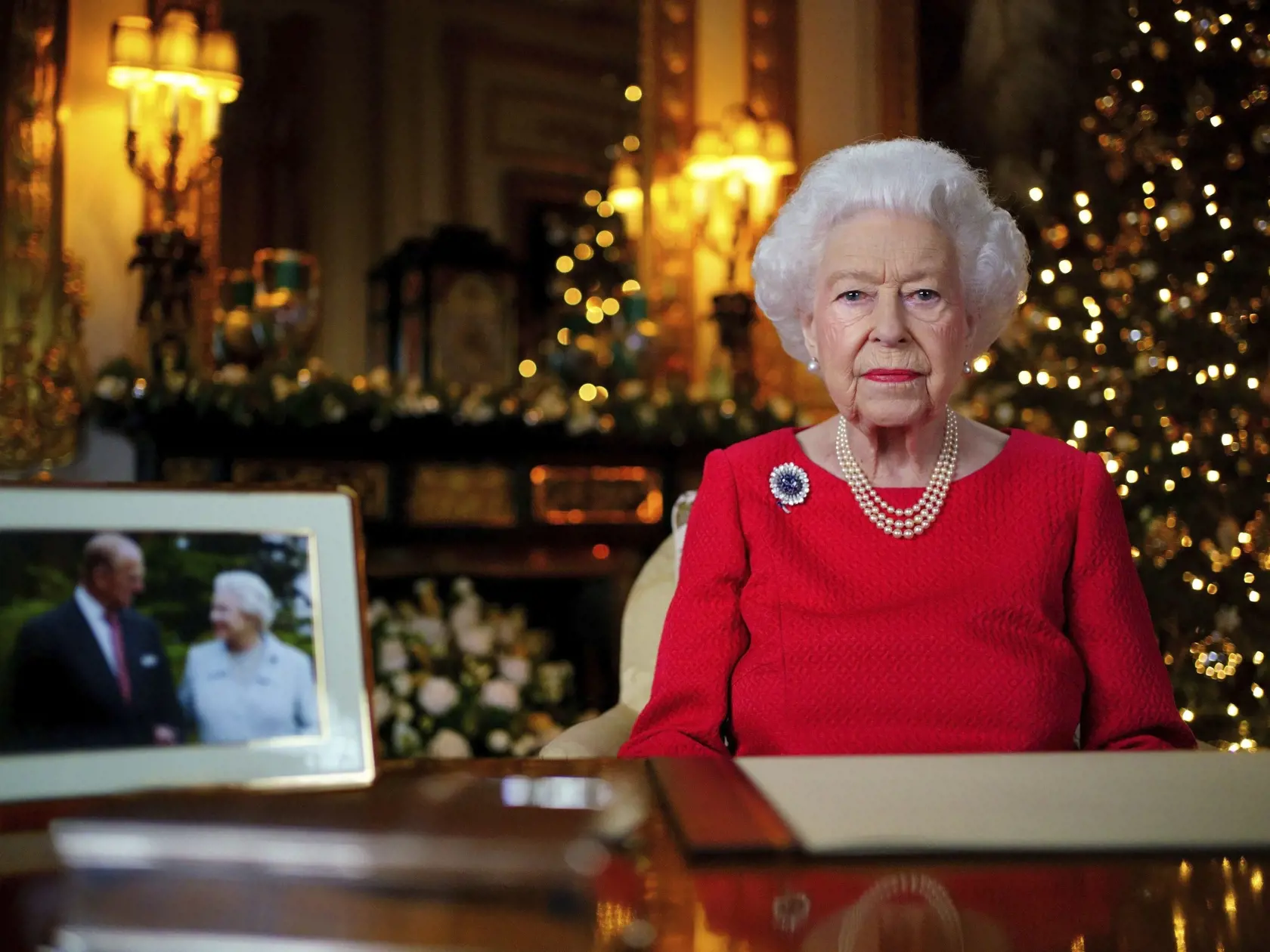 WA 28 archív Windsor - Na nedatovanej snímke, ktorú vydali 23. decembra 2021, britská kráľovná Alžbeta II. nahráva tradičný vianočný príhovor na Windsorskom hrade. Buckinghamský palác v pondelok 10. januára 2022 predstavil program osláv platinového jubilea kráľovnej Alžbety II. na tróne. Kráľovná Alžbeta II. sa ujala vládnutia vo februári 1952 po smrti svojho otca Juraja VI. Slávnostne korunovaná bola 2. júna 1953 vo veku 26 rokov. FOTO TASR/AP

 
FILE - In this undated photo issued on Dec. 23, 