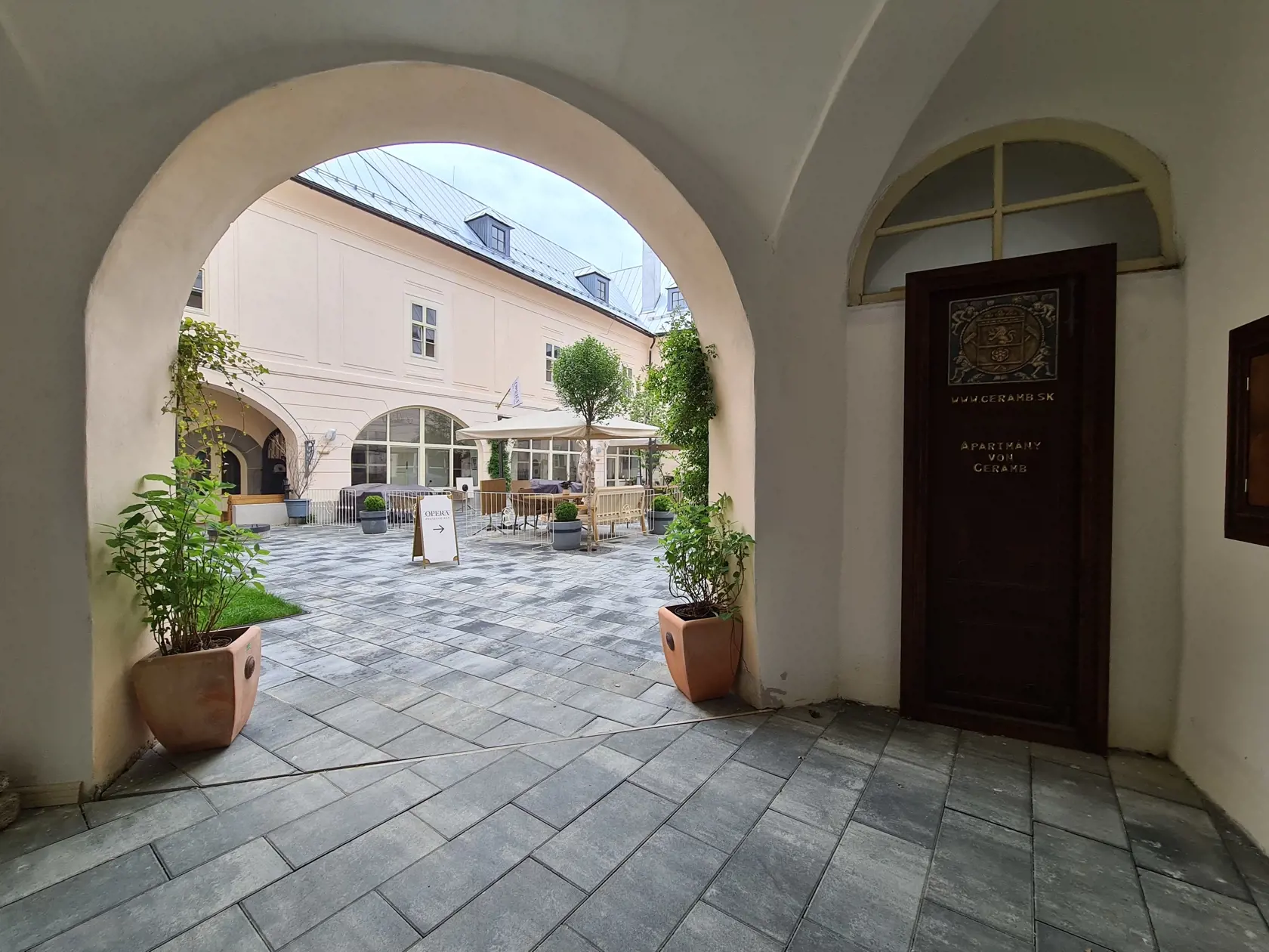 Zrekonštruovaný barokový palác v Banskej Štiavnici v ktorom má apartmán bývalý minister obrany Jaroslav Naď.