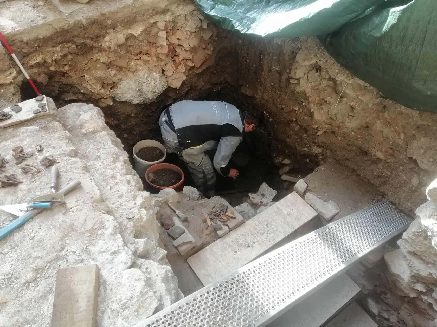 Výkop sondy na Trenčianskom hrade.