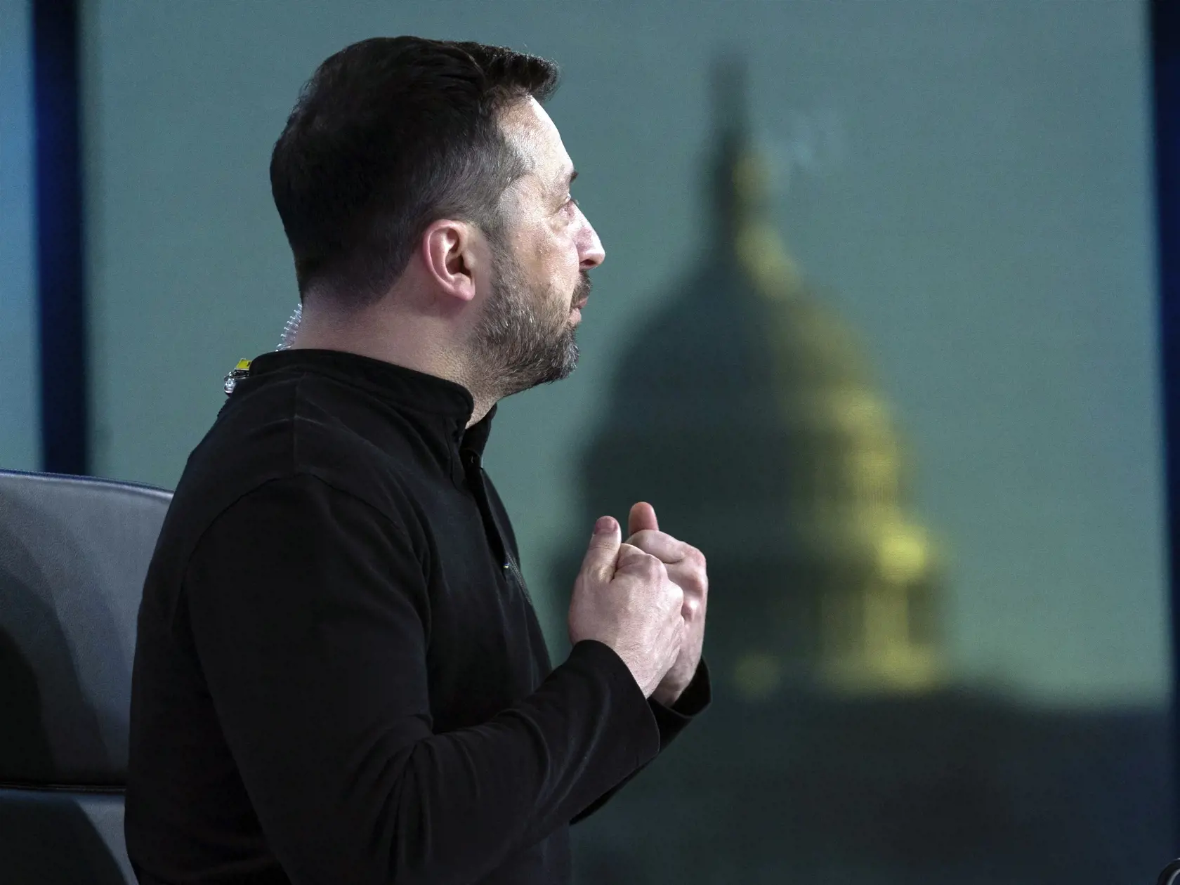 Na snímke ukrajinský prezident Volodymyr Zelenskyj reční počas rozhovoru s moderátorom televíznej stanice Fox News Bretom Baierom vo Washingtone 28. februára 2025. Ruské ministerstvo zahraničných vecí označilo návštevu ukrajinského prezidenta Volodymyra Zelenského vo Washingtone za "úplné politické a diplomatické zlyhanie kyjevského režimu".