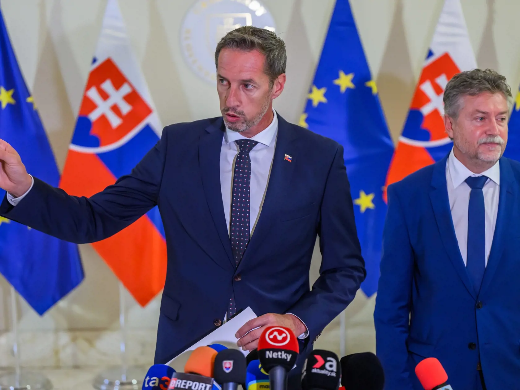 Na snímke zľava predseda opozičného Kresťanskodemokratického hnutia (KDH) Milan Majerský, člen predsedníctva KDH a ekonomický expert Jozef Hajko na tlačovej konferencii po rokovaní premiéra Roberta Fica (Smer-SD) s predsedami opozičných strán a predstaviteľmi Ministerstva financií SR o konsolidácii na Úrade vlády SR v Bratislave v utorok 24. septembra 2024. Opozičné strany KDH a Progresívne Slovensko (PS) pozvanie predsedu vlády na rokovanie o konsolidačných opatreniach prijali, Sloboda a Solida