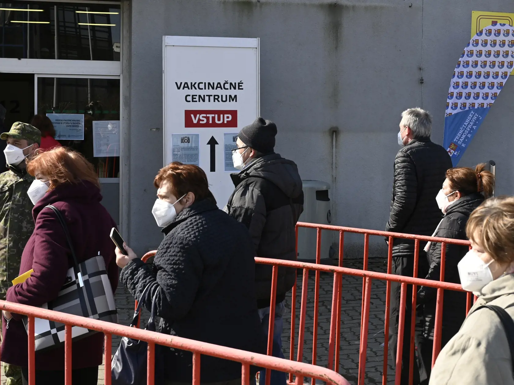 Ľudia prichádzajú na očkovanie proti koronavírusu do veľkokapacitného krajského vakcinačného centra.