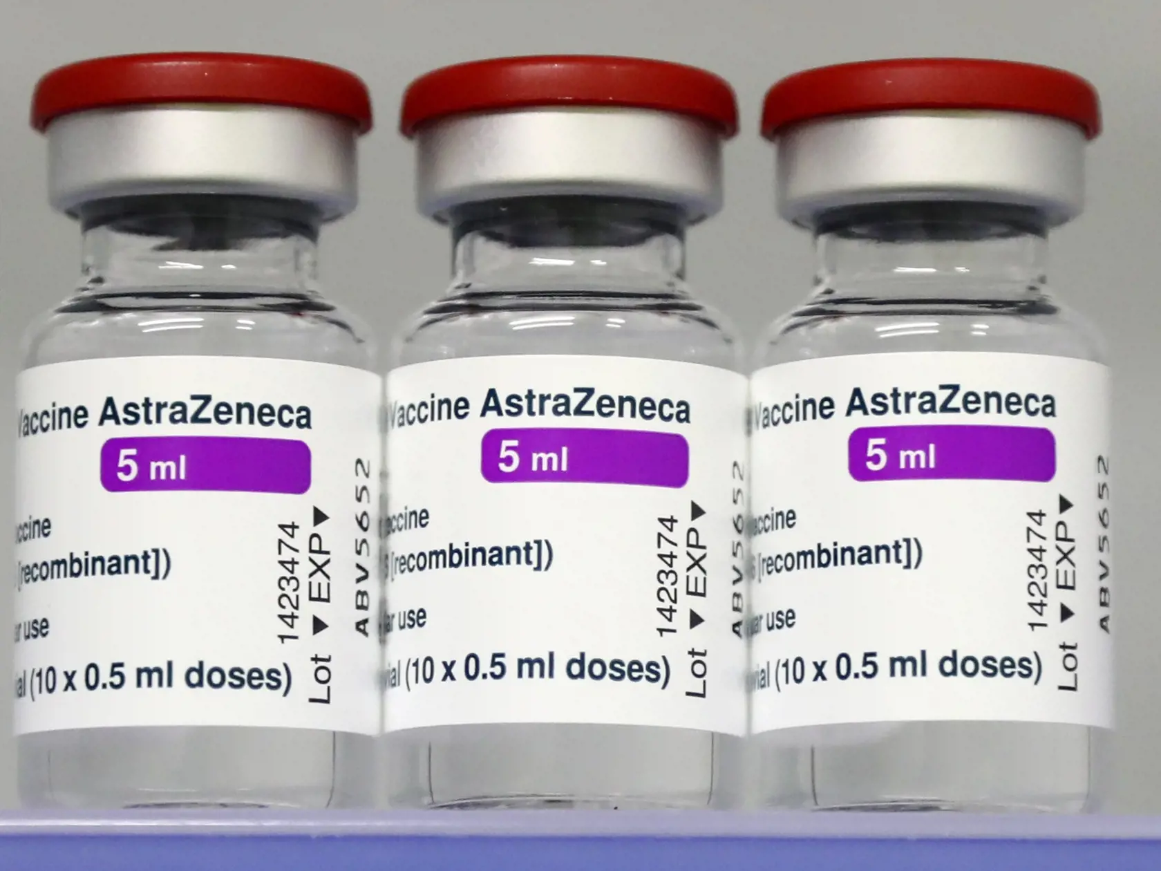 Ampulky vakcíny proti ochoreniu COVID-19 od firmy Astrazeneca sú chladničke vo vakcinačnom centre.