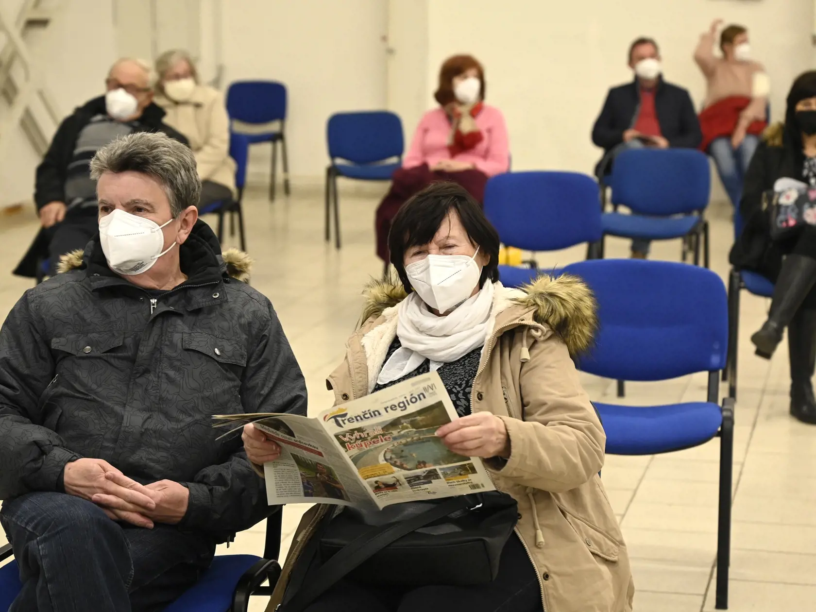 Ľudia čakajú po očkovaní proti koronavírusu v novootvorenom veľkokapacitnom krajskom vakcinačnom centre.