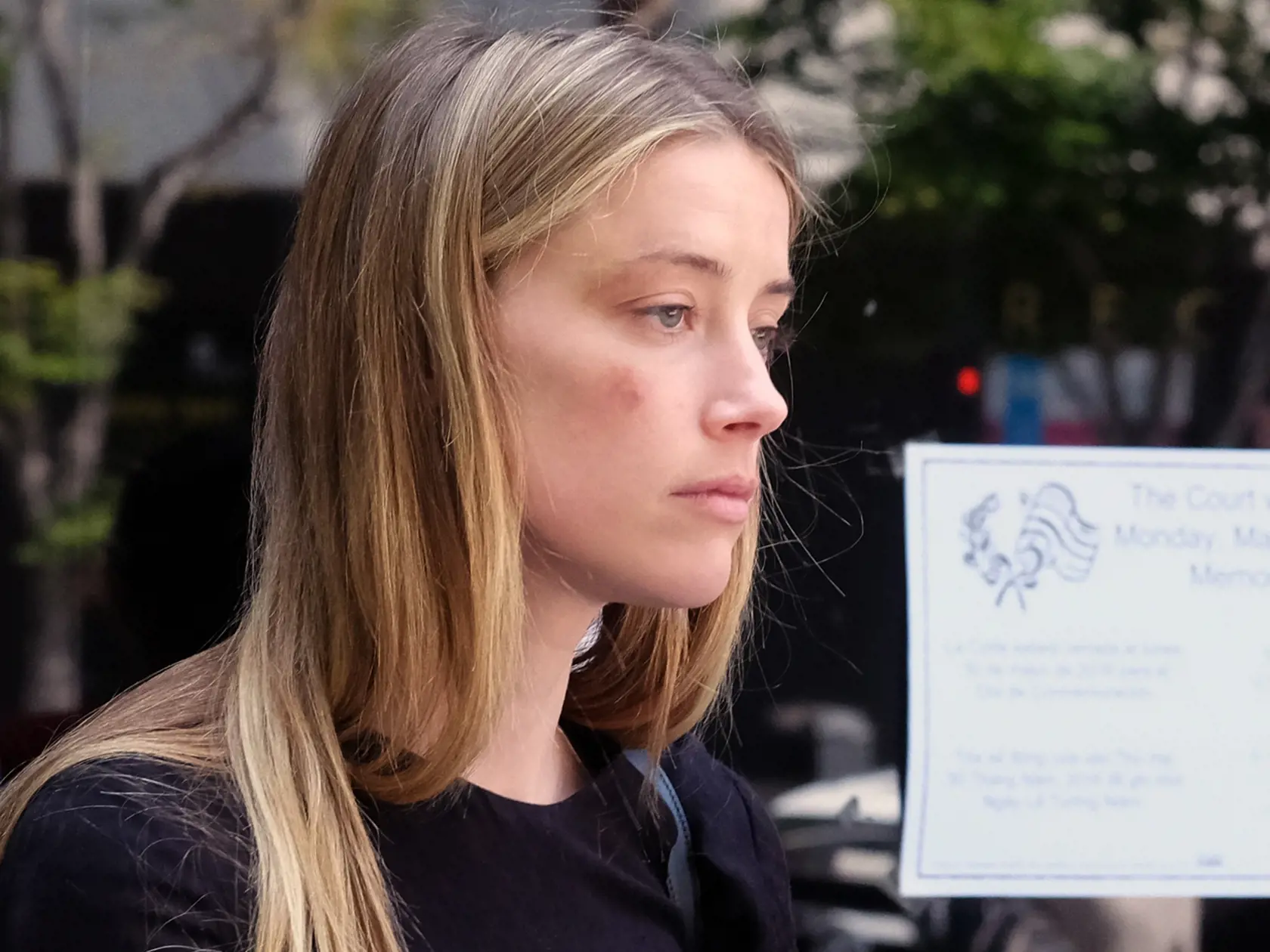 Amber Heard, exmanželka Johnnyho Deppa, opúšťa priestory súdu v Los Angeles