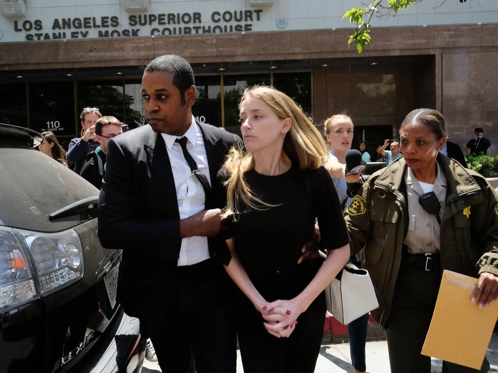Amber Heard, manželka JoAmber Heard, exmanželka Johnnyho Deppa, opúšťa priestory súdu v Los Angeleshnnyho Deppa, opúšťa priestory súdu v Los Angeles