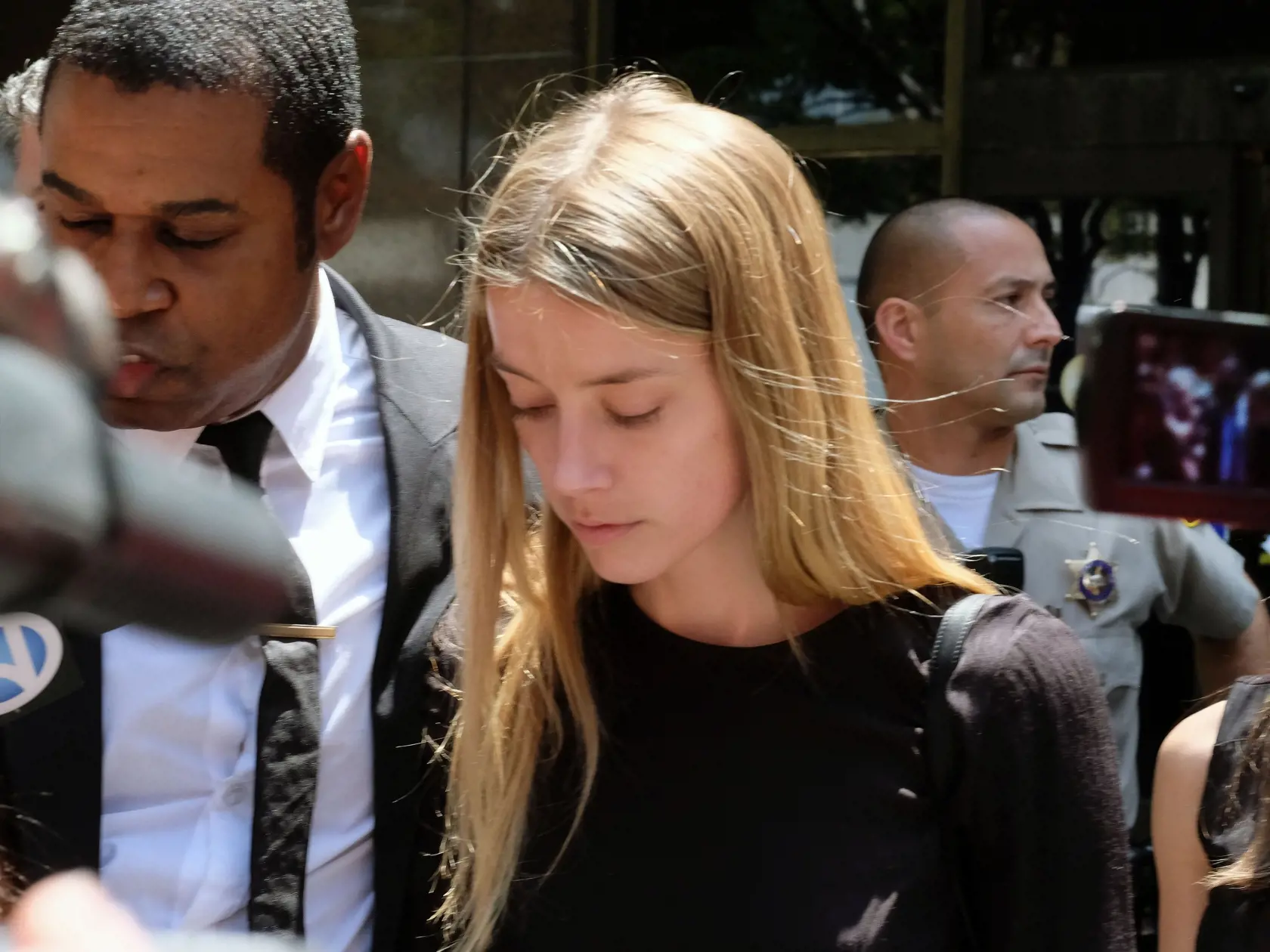 Amber Heard, exmanželka Johnnyho Deppa, opúšťa priestory súdu v Los Angeles