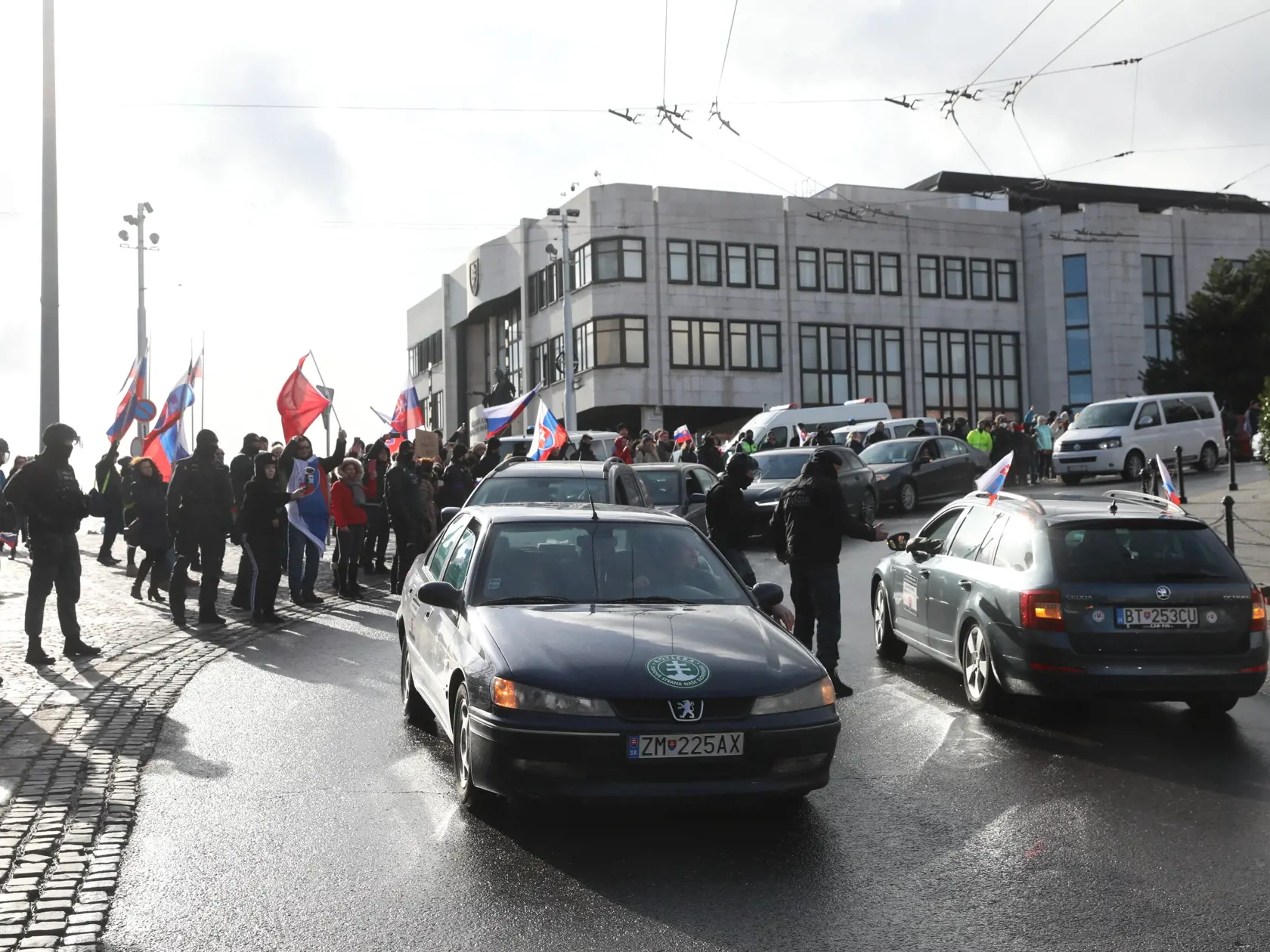 Proti obrannej zmluve s USA sa aktuálne koná autoprotest v hlavnom meste s názvom Jazda za slobodu! Stop zmluve s USA armádou. Na mieste sa tak začínajú zhromažďovať autá z celého Slovenska.