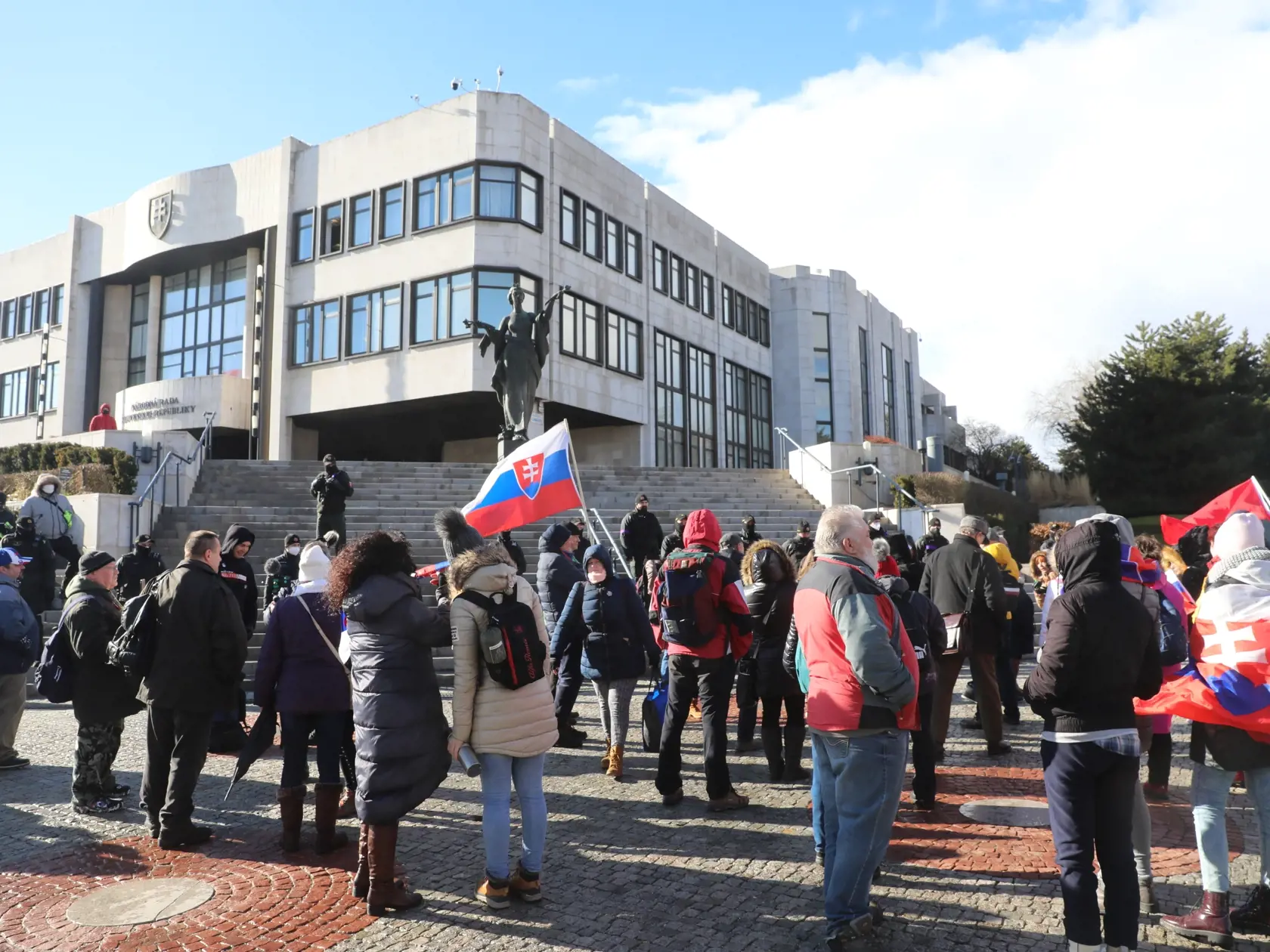 Proti obrannej zmluve s USA sa aktuálne koná autoprotest v hlavnom meste s názvom Jazda za slobodu! Stop zmluve s USA armádou. Na mieste sa tak začínajú zhromažďovať autá z celého Slovenska.
