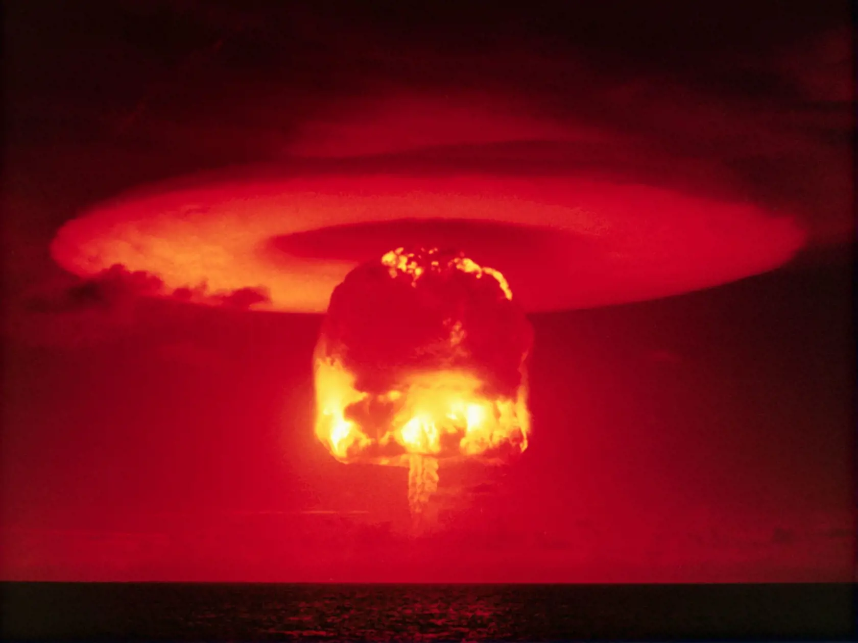 Testovanie jadrovej bomby na Bikini Atoll.