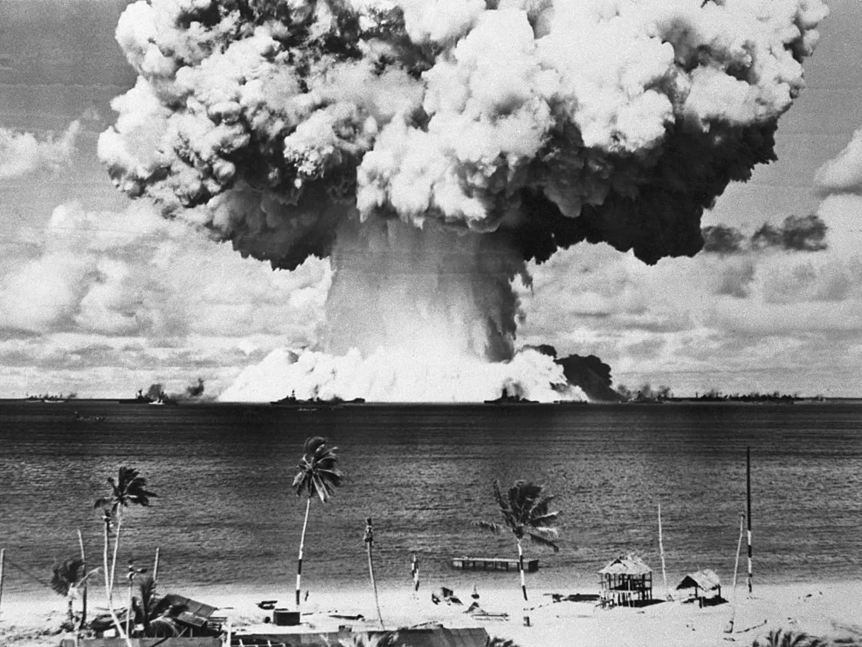 Testovanie jadrovej bomby na Bikini Atoll.