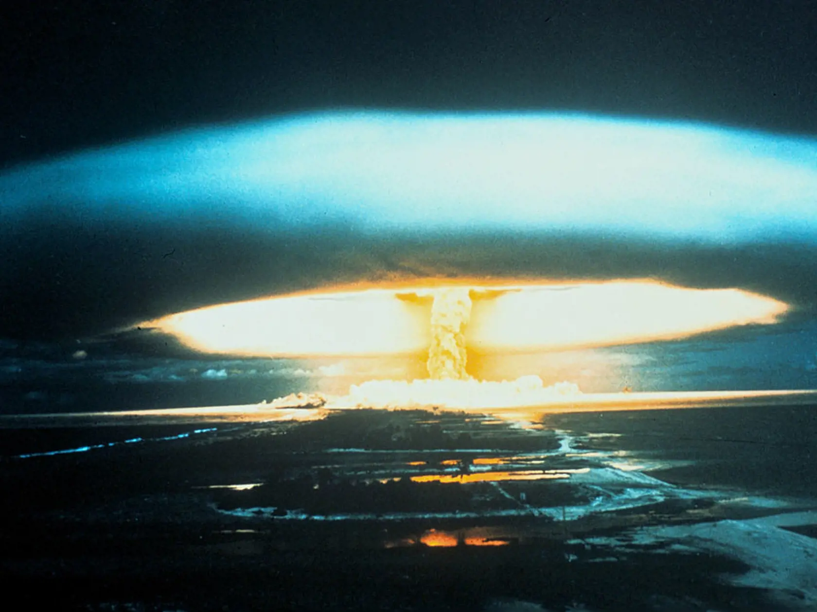 Atómový výbuch na ostrove Bikini Atoll, 1 marec 1954.