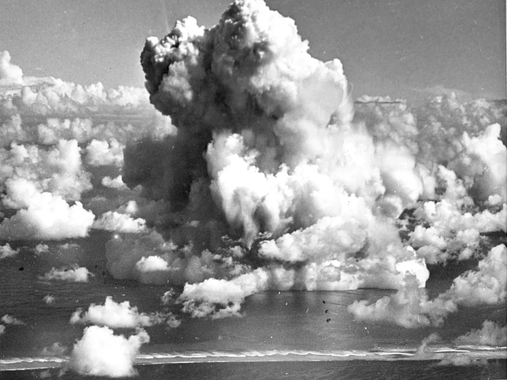 Testovanie jadrovej bomby na Bikini Atoll.