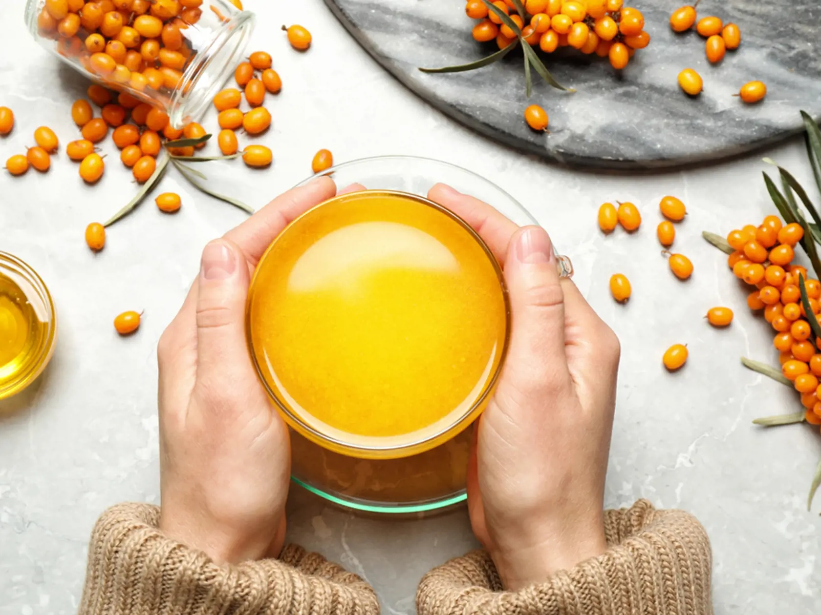 Rakytník je skutočnou vitamínovou bombou. Obsahuje vysoké množstvo vitamínu C, vitamínu E a beta-karoténu. Okrem toho je bohatý na omega-3 mastné kyseliny, ktoré sú dôležité pre zdravie srdca a mozgu.
