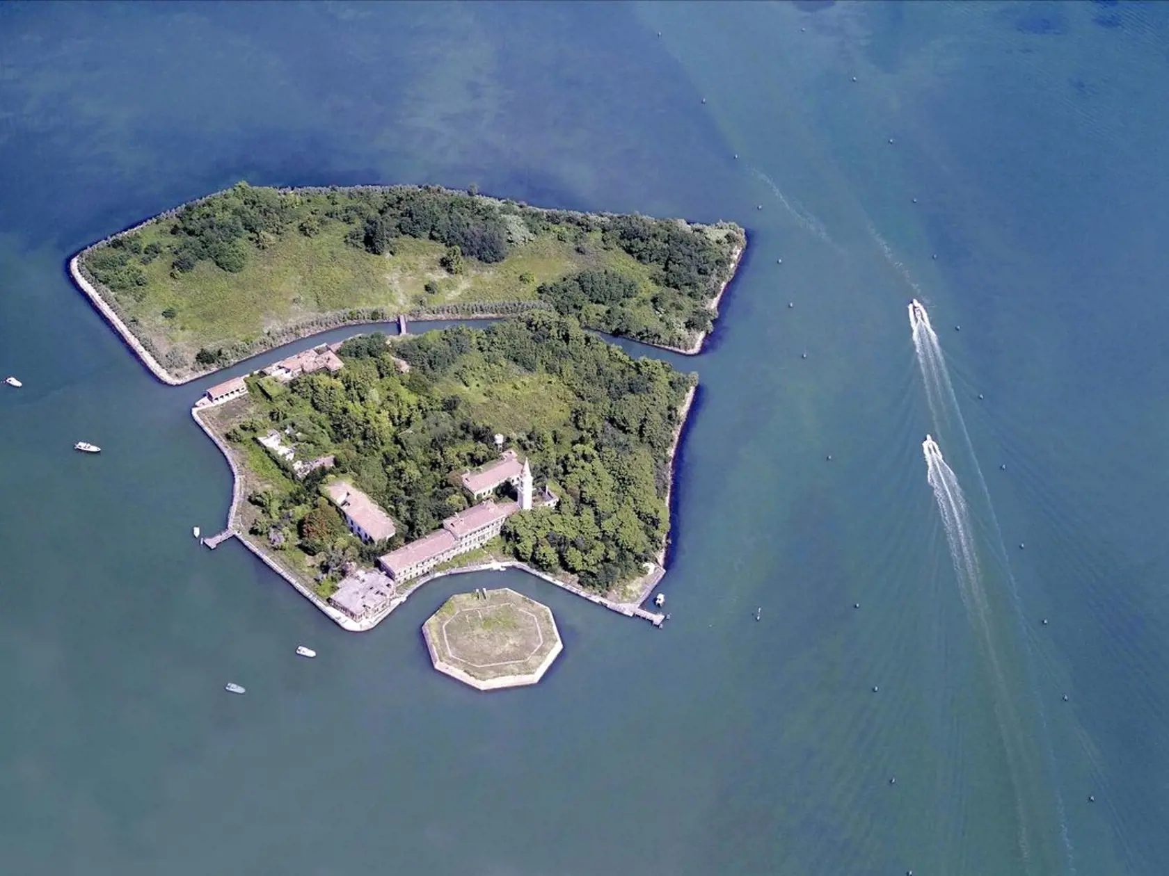 Na ostrov Poveglia v časoch morovej epidémie zvážali a izolovali nakazených.