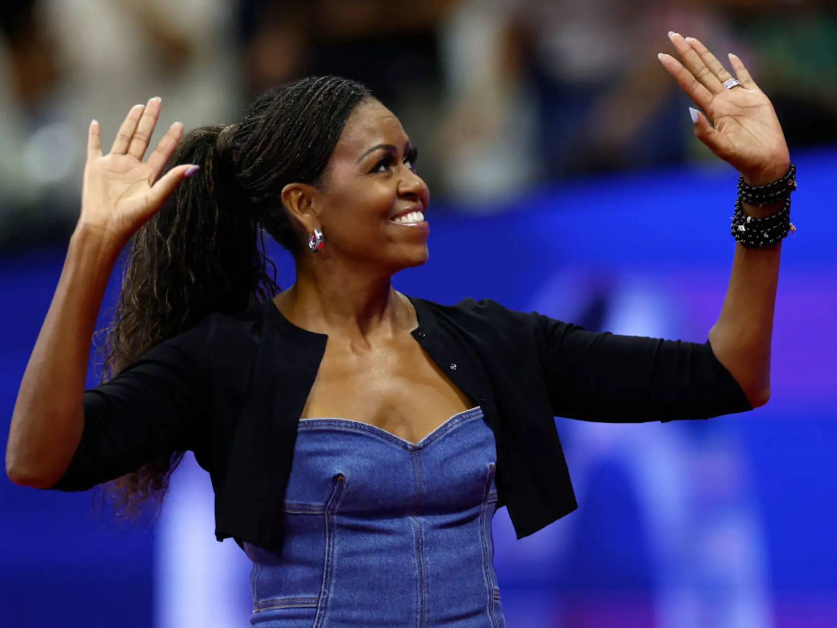 Michelle Obama už nie je prvou dámou. Jej šatník je oveľa viac uvoľnenejší. Aha, ako jej to pristalo v rifľových šatách. 