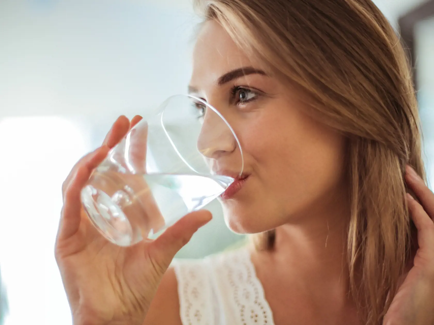 V horúcich dňoch sa prijímané množstvo vody úmerne zvyšuje pre vyššiu mieru potenia a tým ďalšie straty tekutiny z organizmu, čo môže mať negatívny vplyv na celkový stav organizmu a prejavy dehydratácie až dekompenzácie.
