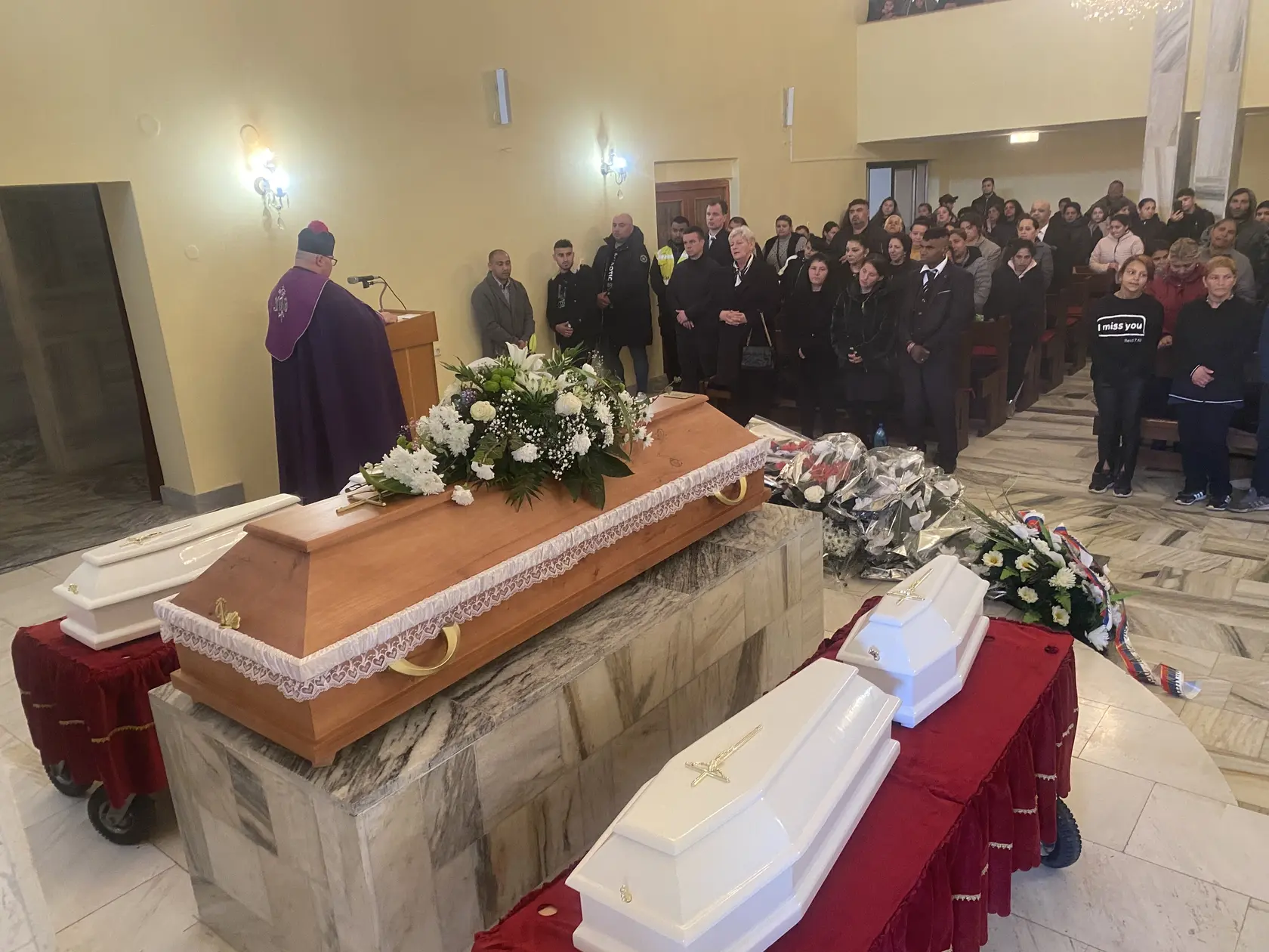 Pohreb obetí požiaru vo Veľkom Šariši, pri ktorom uhoreli štyri malé deti a ich prababička. 