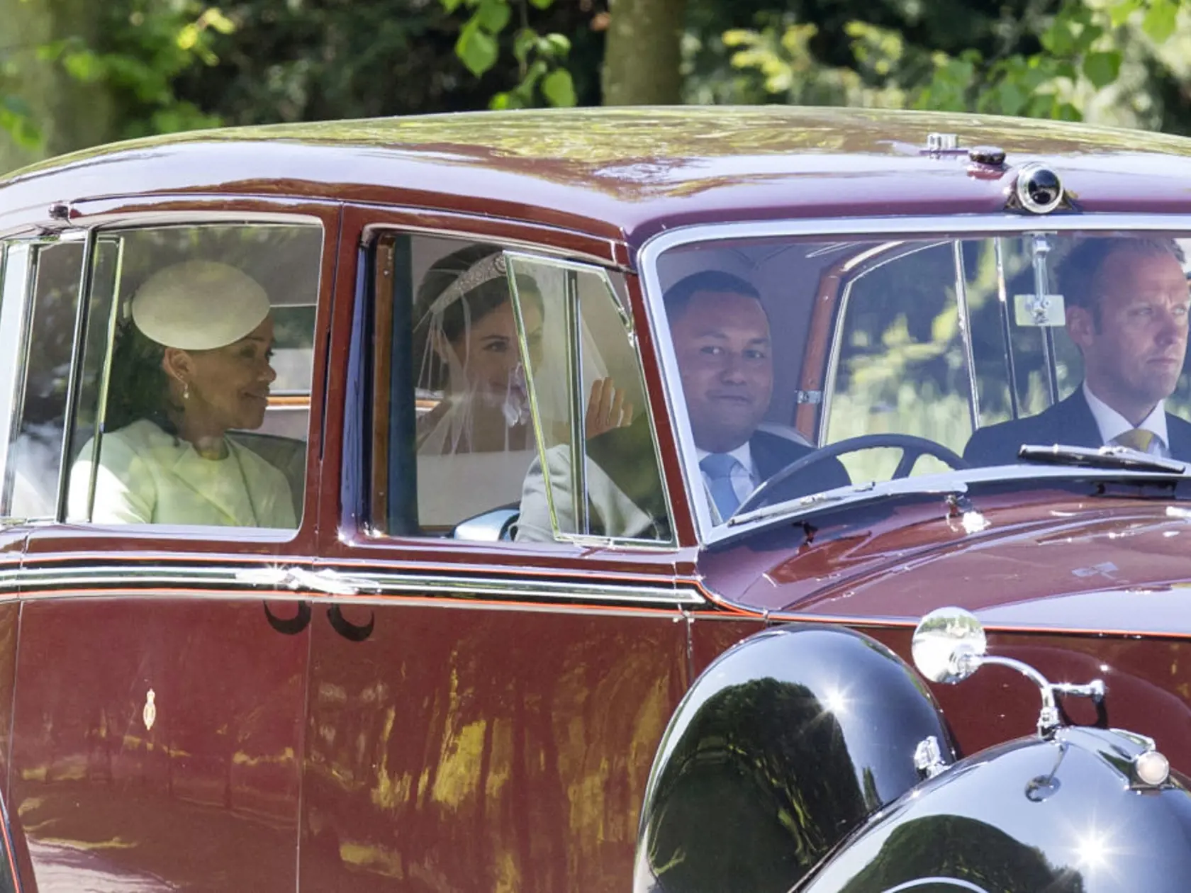 Meghan Markle sa na svoju svadbu v roku 2018 doviezla v Rolls-Roycei, ktorým sa viezla Wallis Simpsonová na pohreb manžela Eduarda.
